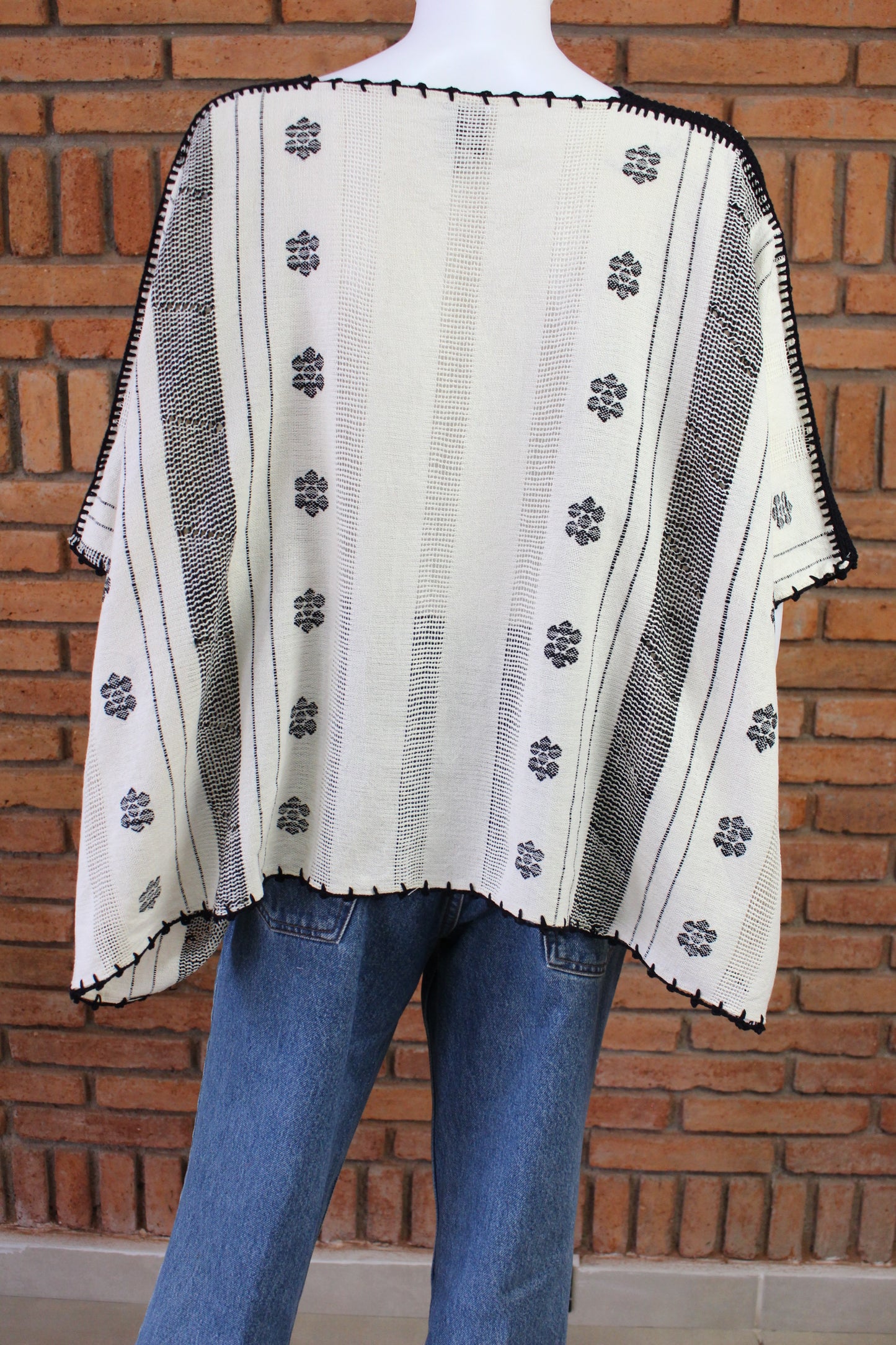 Blusa/Blusón Hecha en Telar Mod. Paloma Beige/Negro Unitalla.