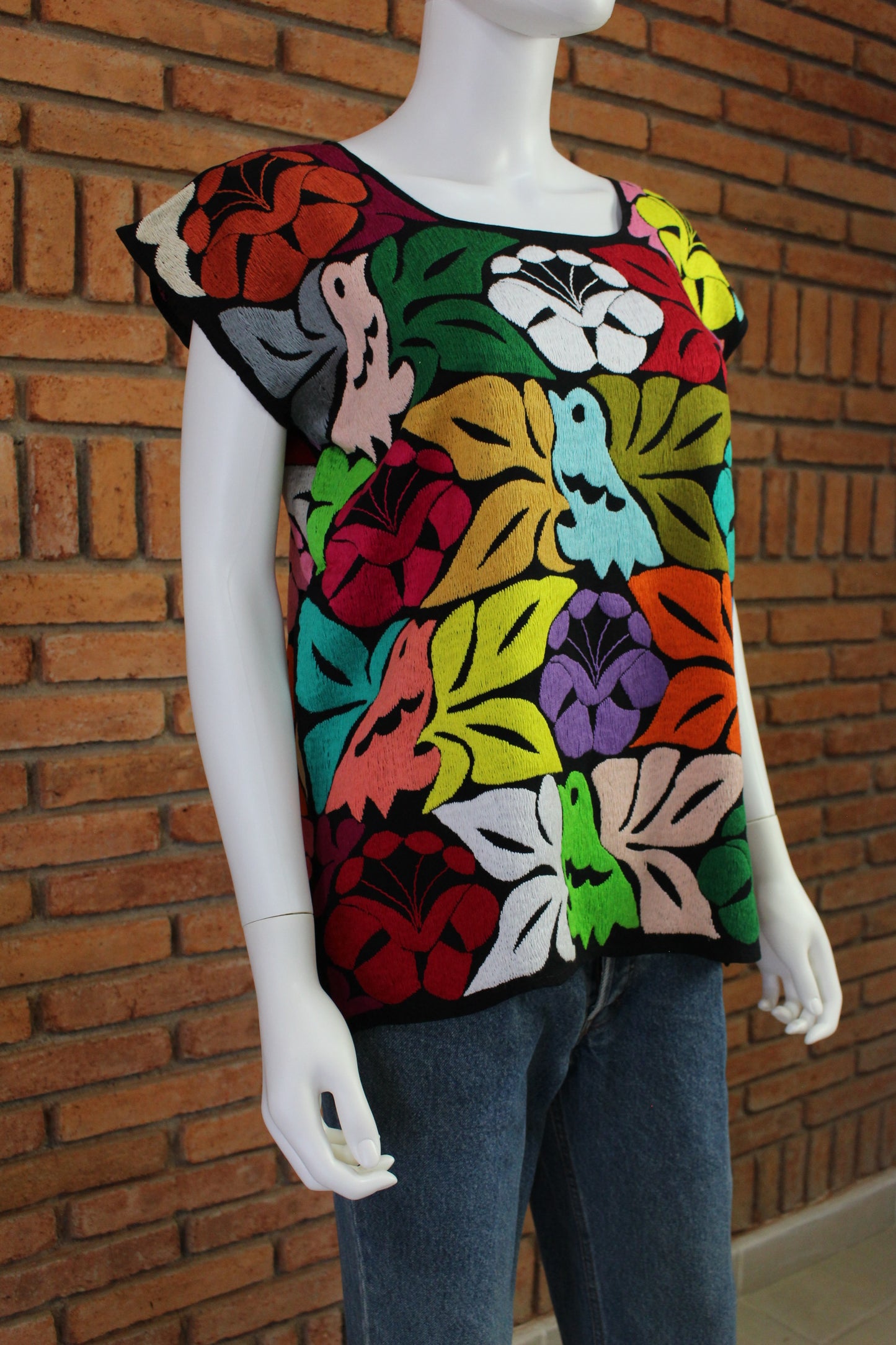 Blusa Bordada a Mano Mod. Jalapa Negro/multicolor 2 Unitalla.