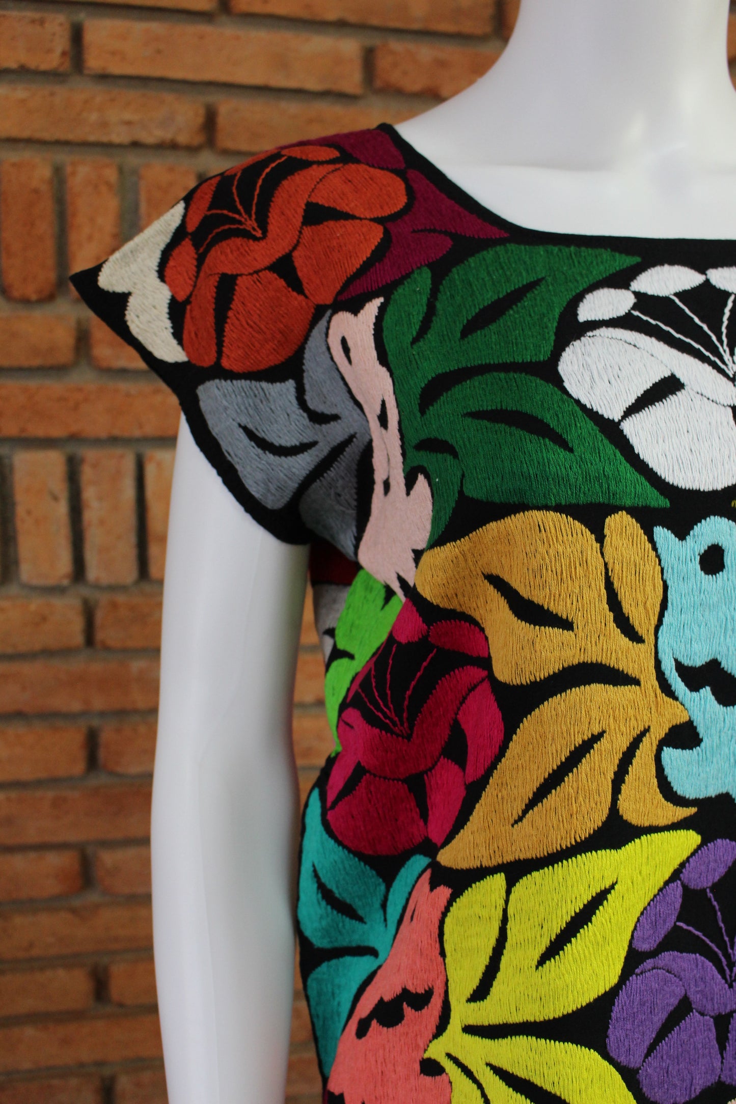 Blusa Bordada a Mano Mod. Jalapa Negro/multicolor 2 Unitalla.