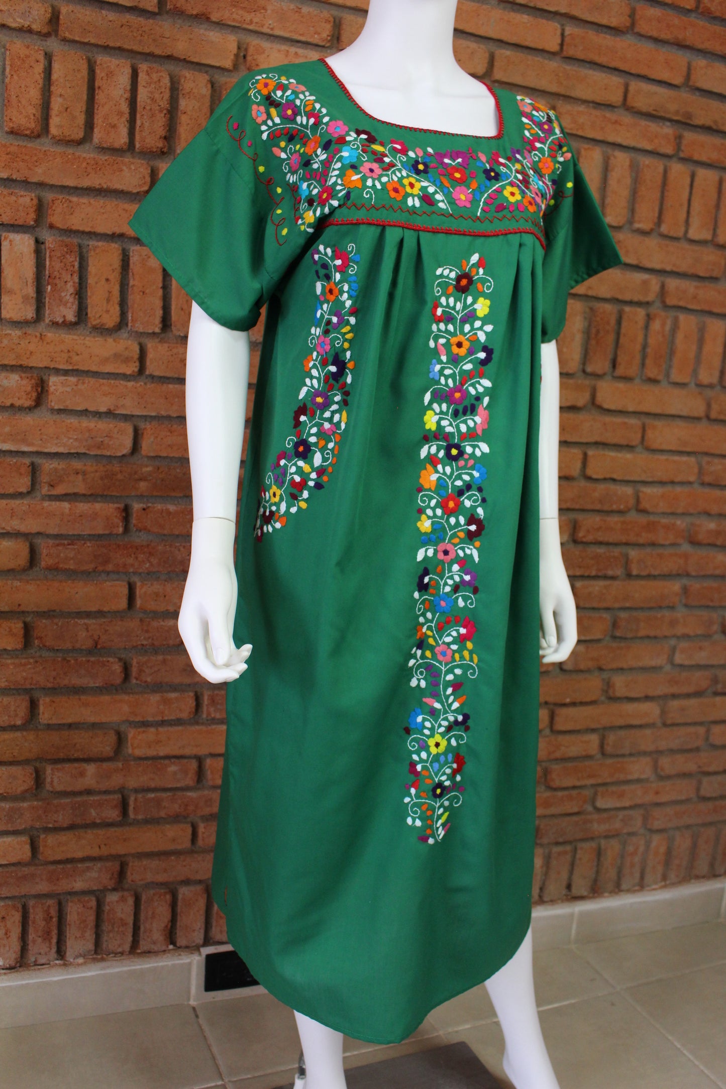 Vestido Mexicano Bordado a Mano Multicolor Mod. Florecita Popelina Talla Grande
