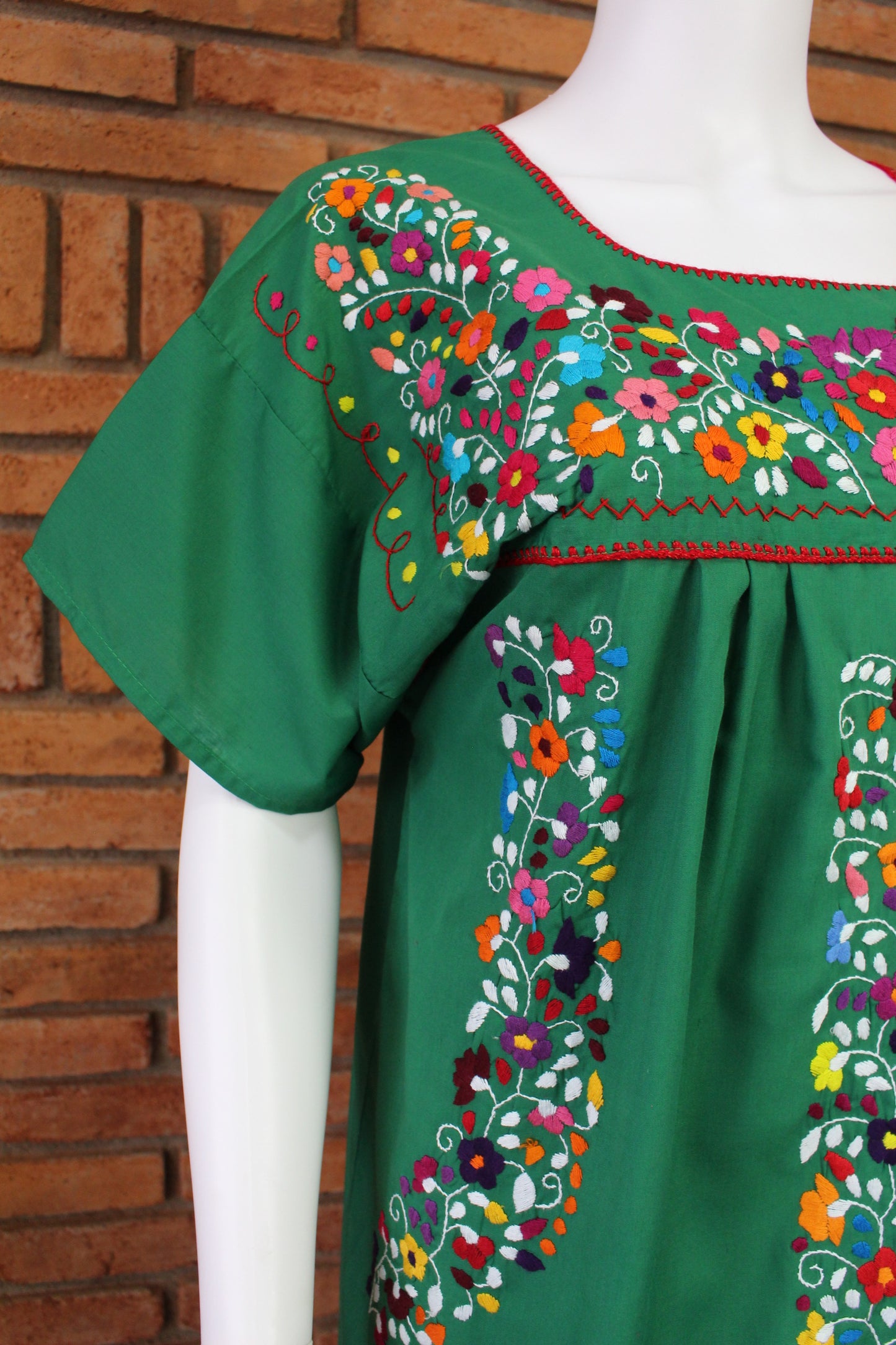 Vestido Mexicano Bordado a Mano Multicolor Mod. Florecita Popelina Talla Grande