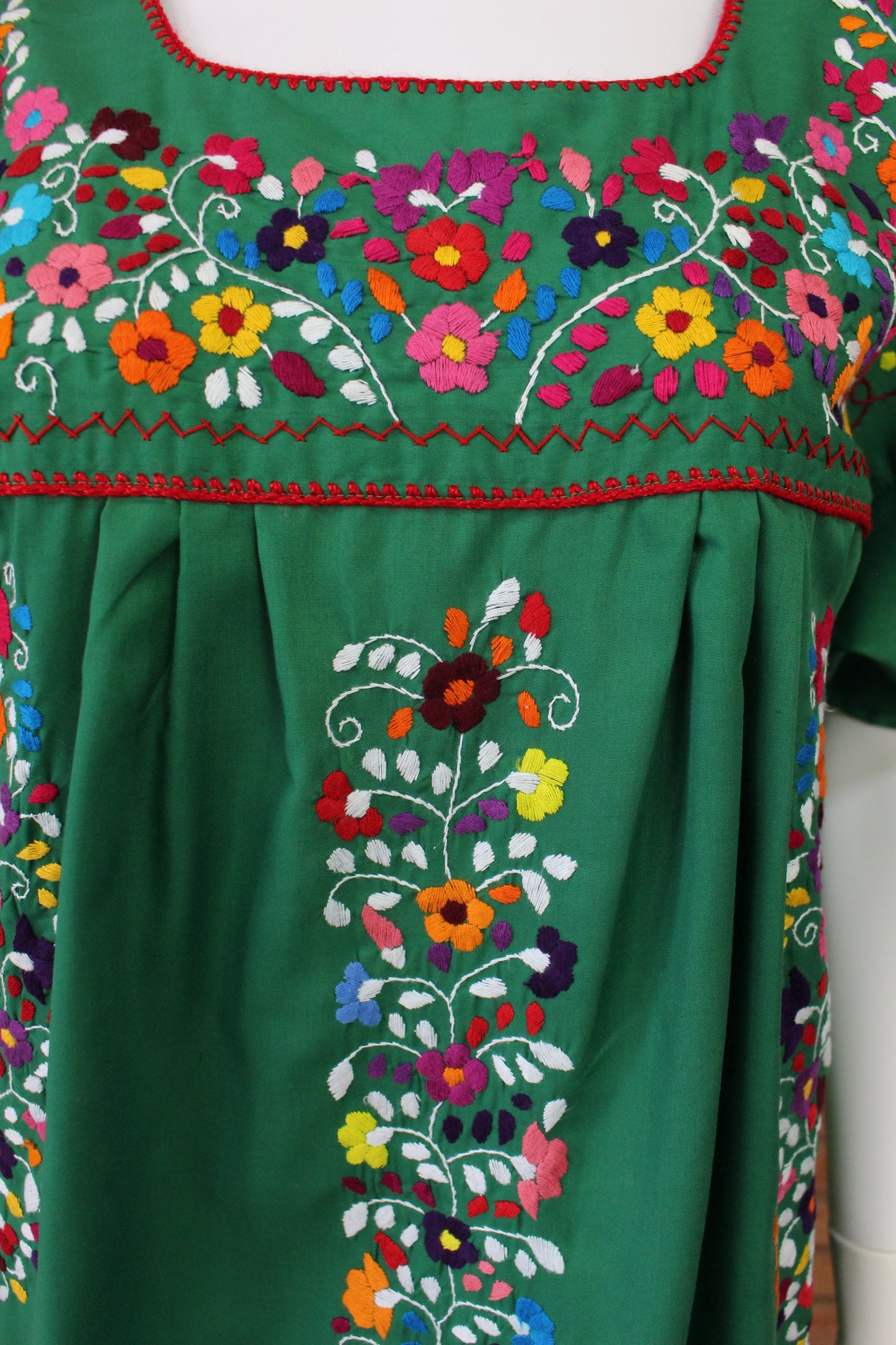 Vestido Mexicano Bordado a Mano Multicolor Mod. Florecita Popelina Talla Grande