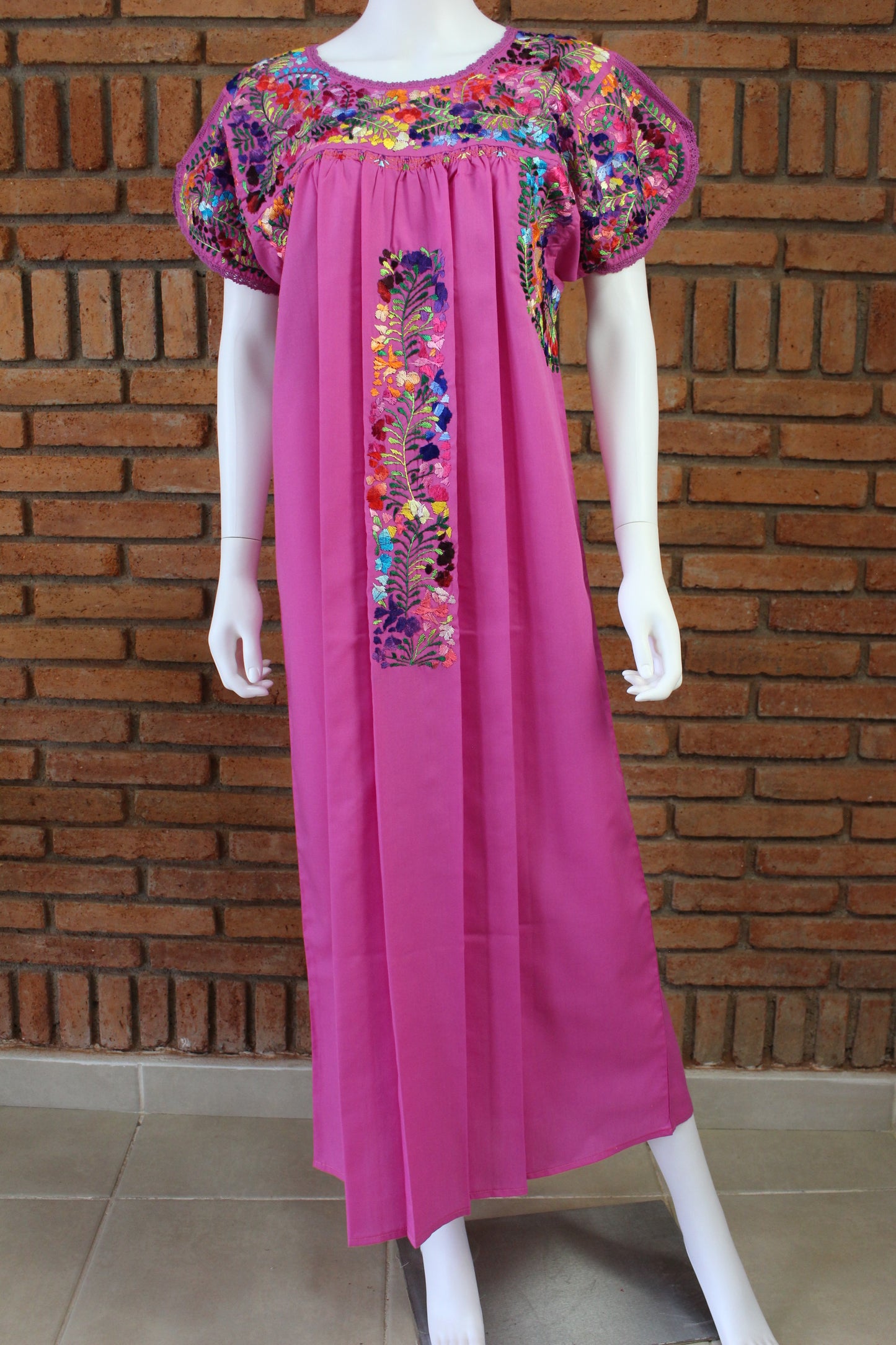 Vestido Bordado a Mano Rosa con Multicolor Mod. San Antonino Unitalla.