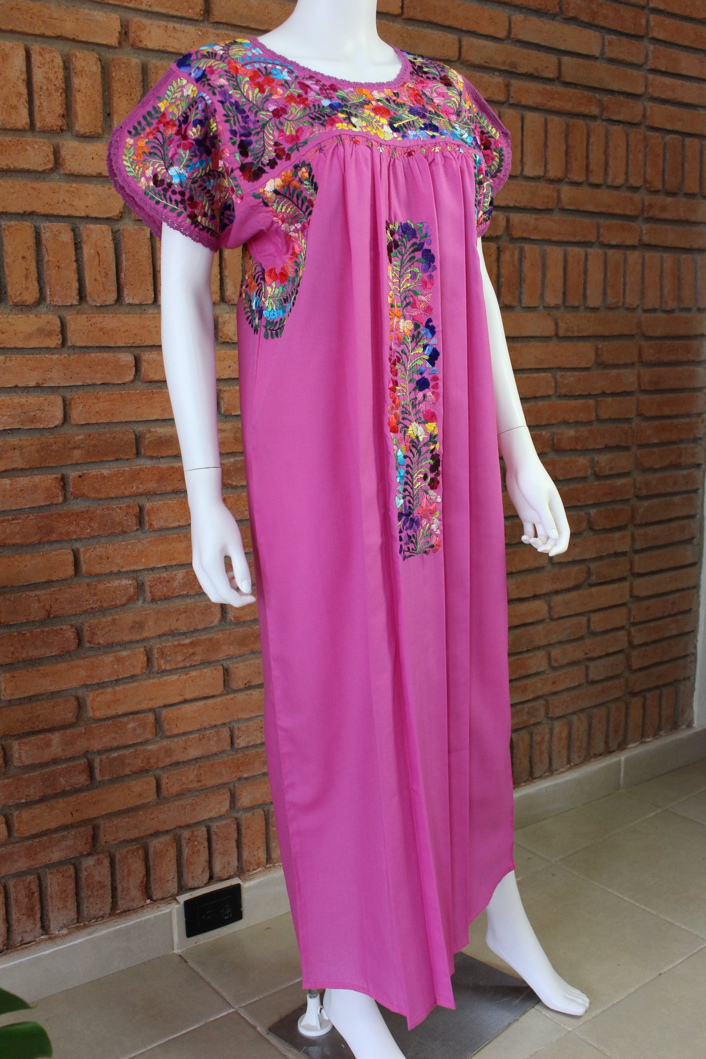 Vestido Bordado a Mano Rosa con Multicolor Mod. San Antonino Unitalla.