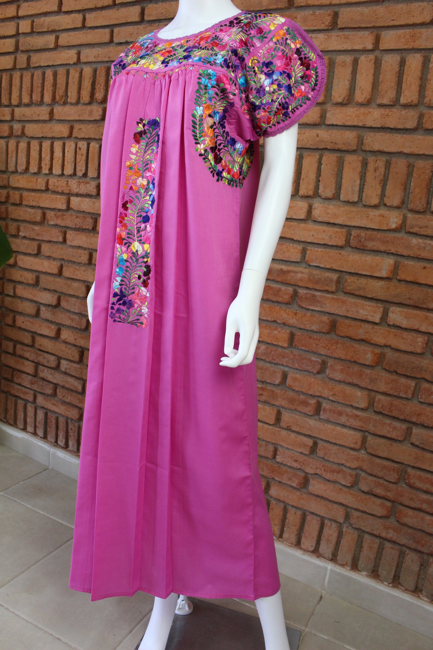 Vestido Bordado a Mano Rosa con Multicolor Mod. San Antonino Unitalla.