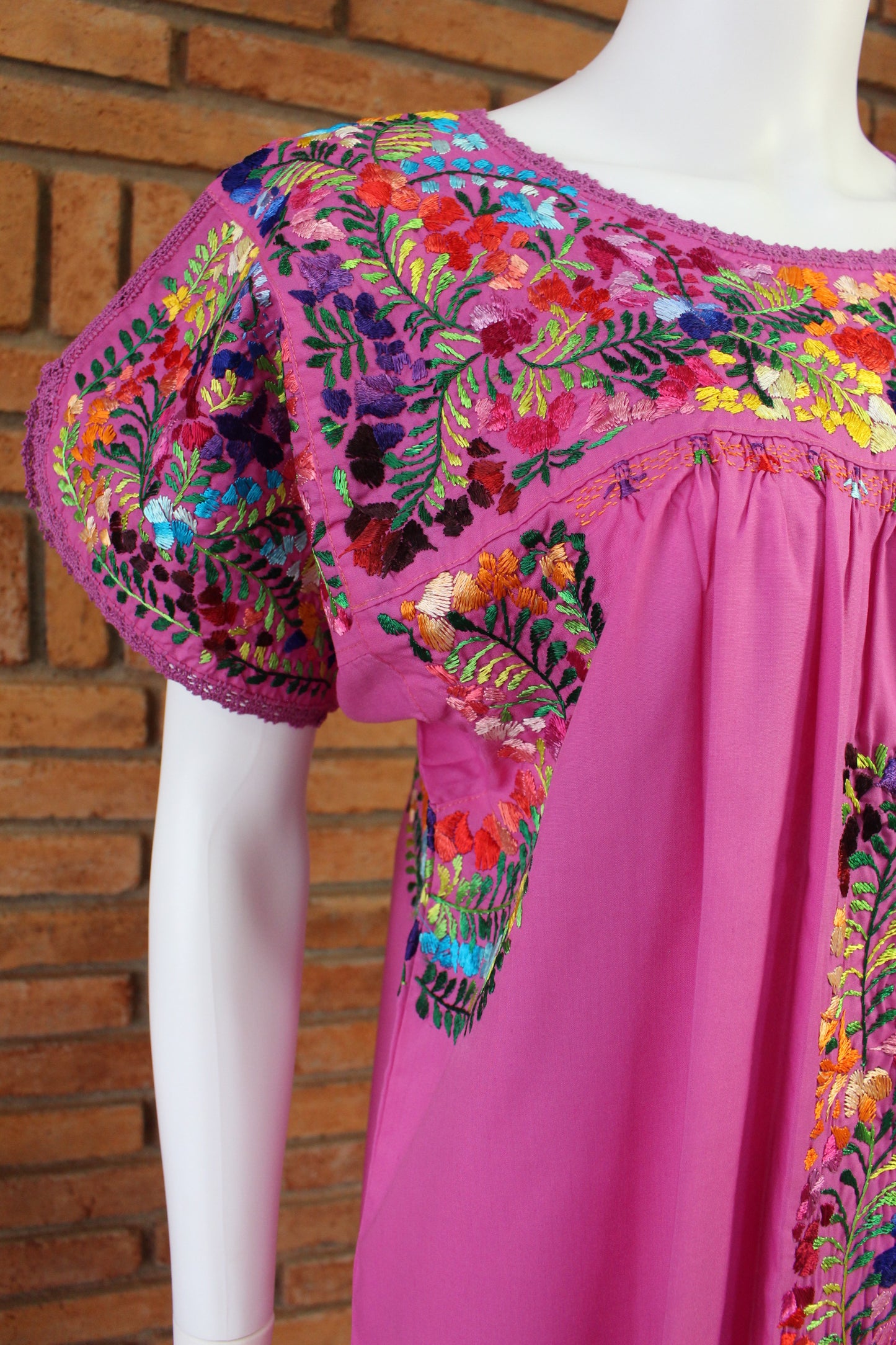 Vestido Bordado a Mano Rosa con Multicolor Mod. San Antonino Unitalla.