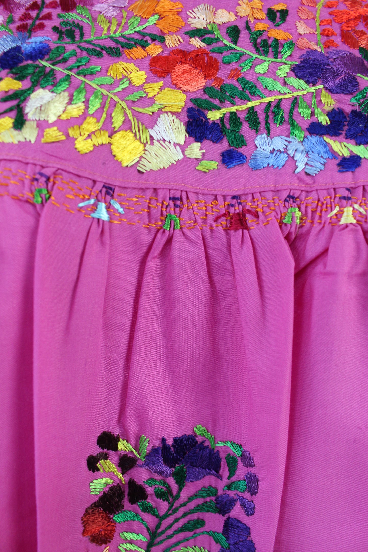 Vestido Bordado a Mano Rosa con Multicolor Mod. San Antonino Unitalla.