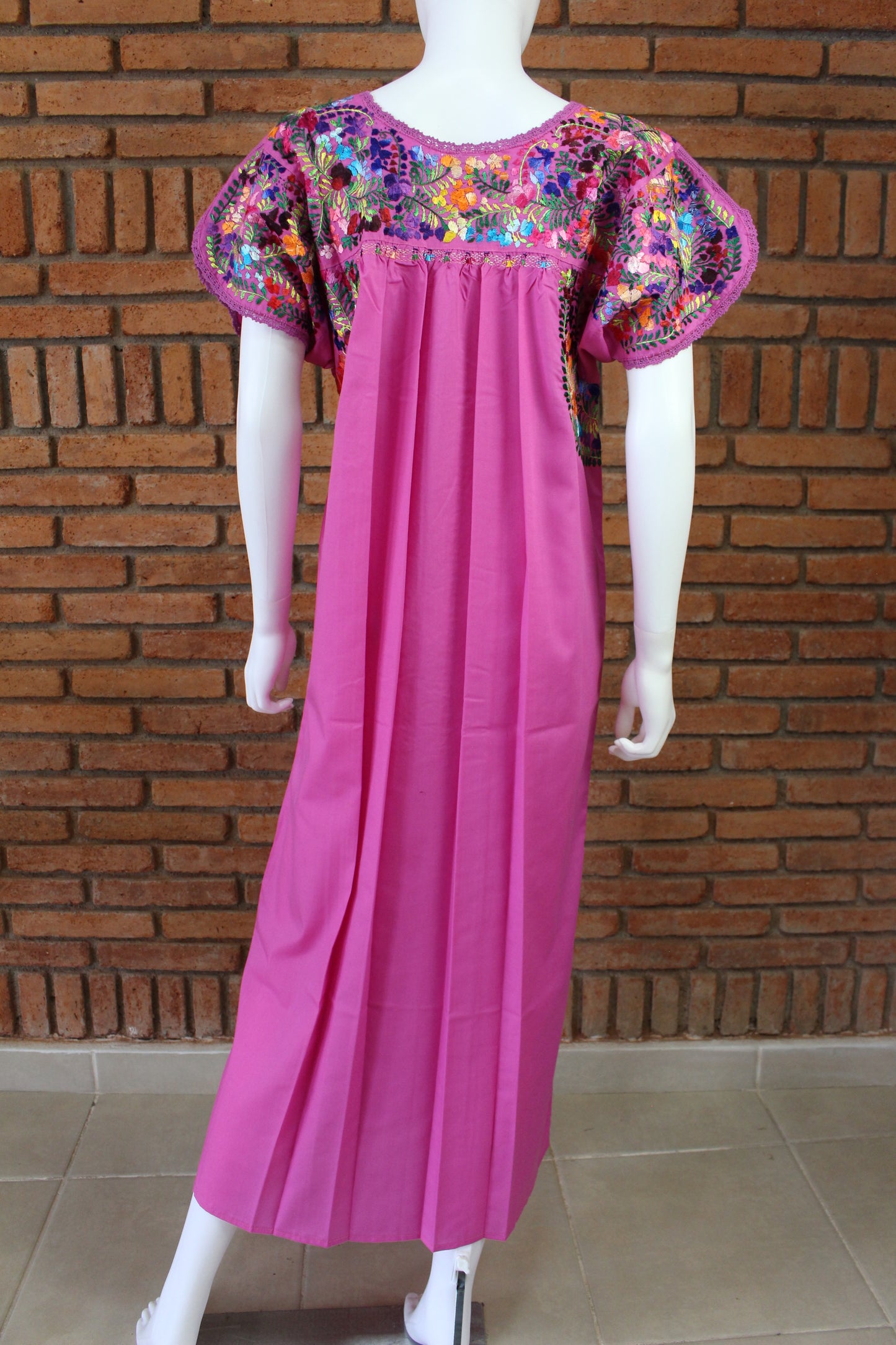 Vestido Bordado a Mano Rosa con Multicolor Mod. San Antonino Unitalla.