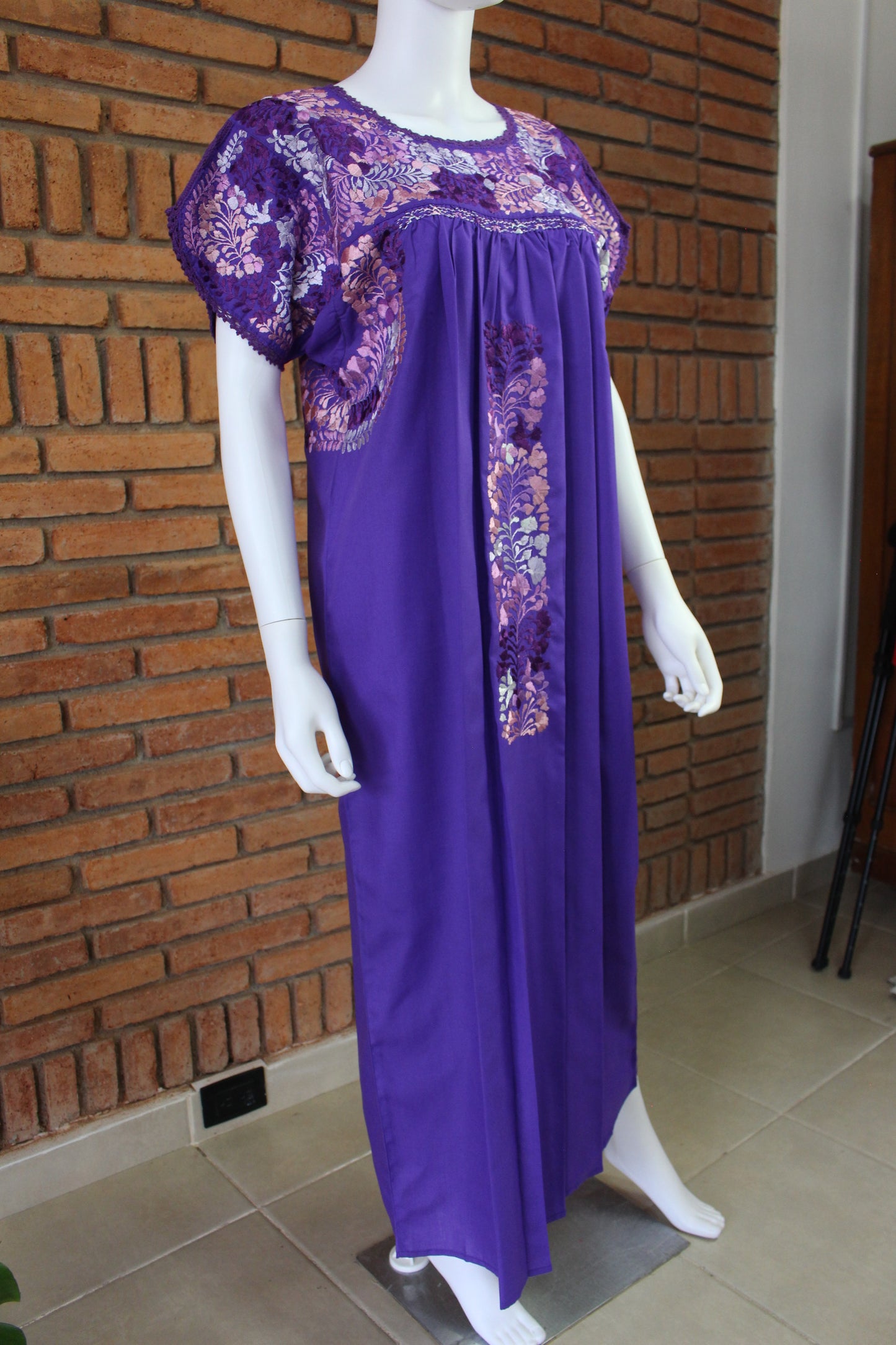 Vestido Bordado a Mano Mod. San Antonino Unitalla. (Diferentes colores).