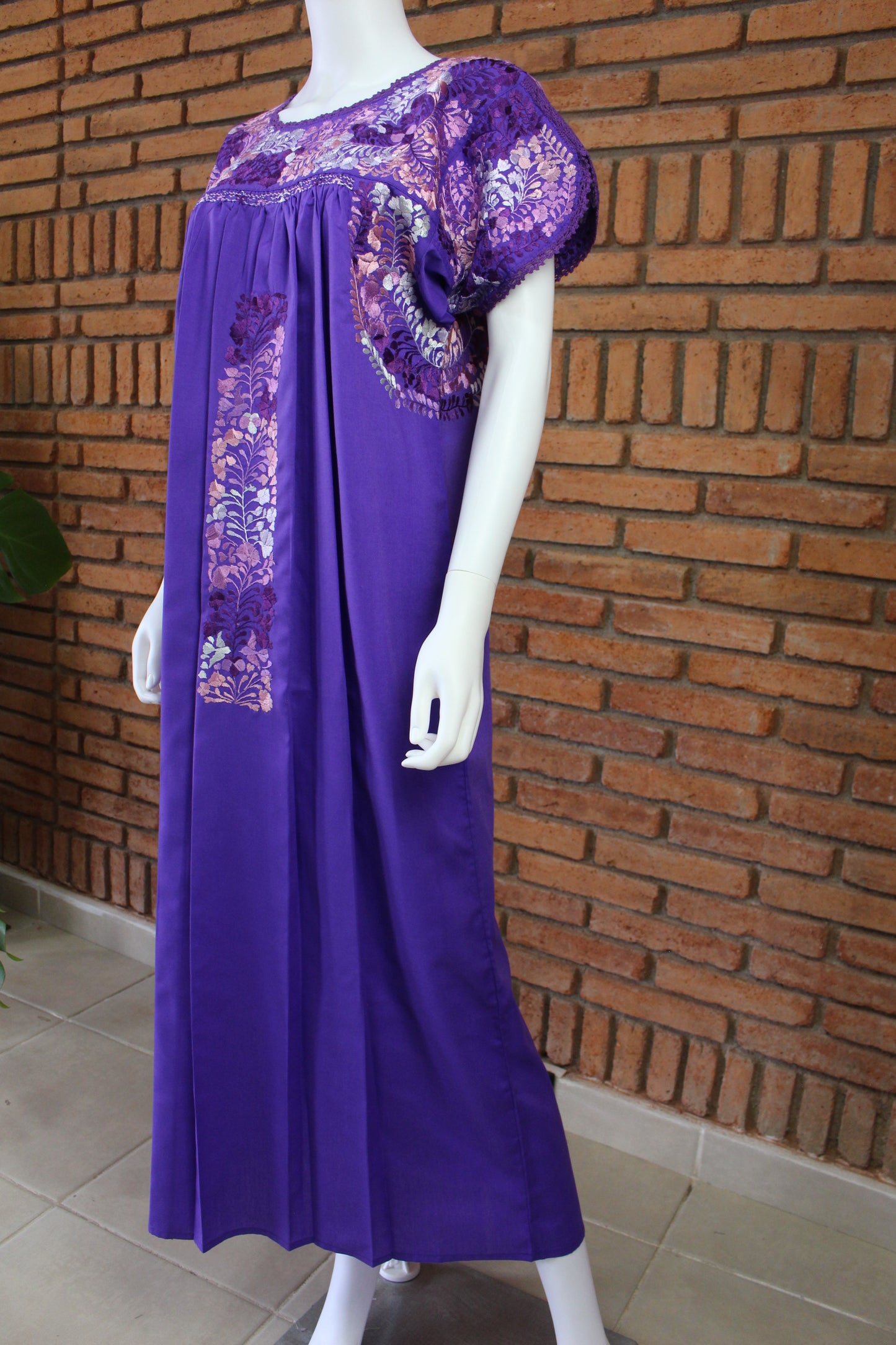 Vestido Bordado a Mano Mod. San Antonino Unitalla. (Diferentes colores).