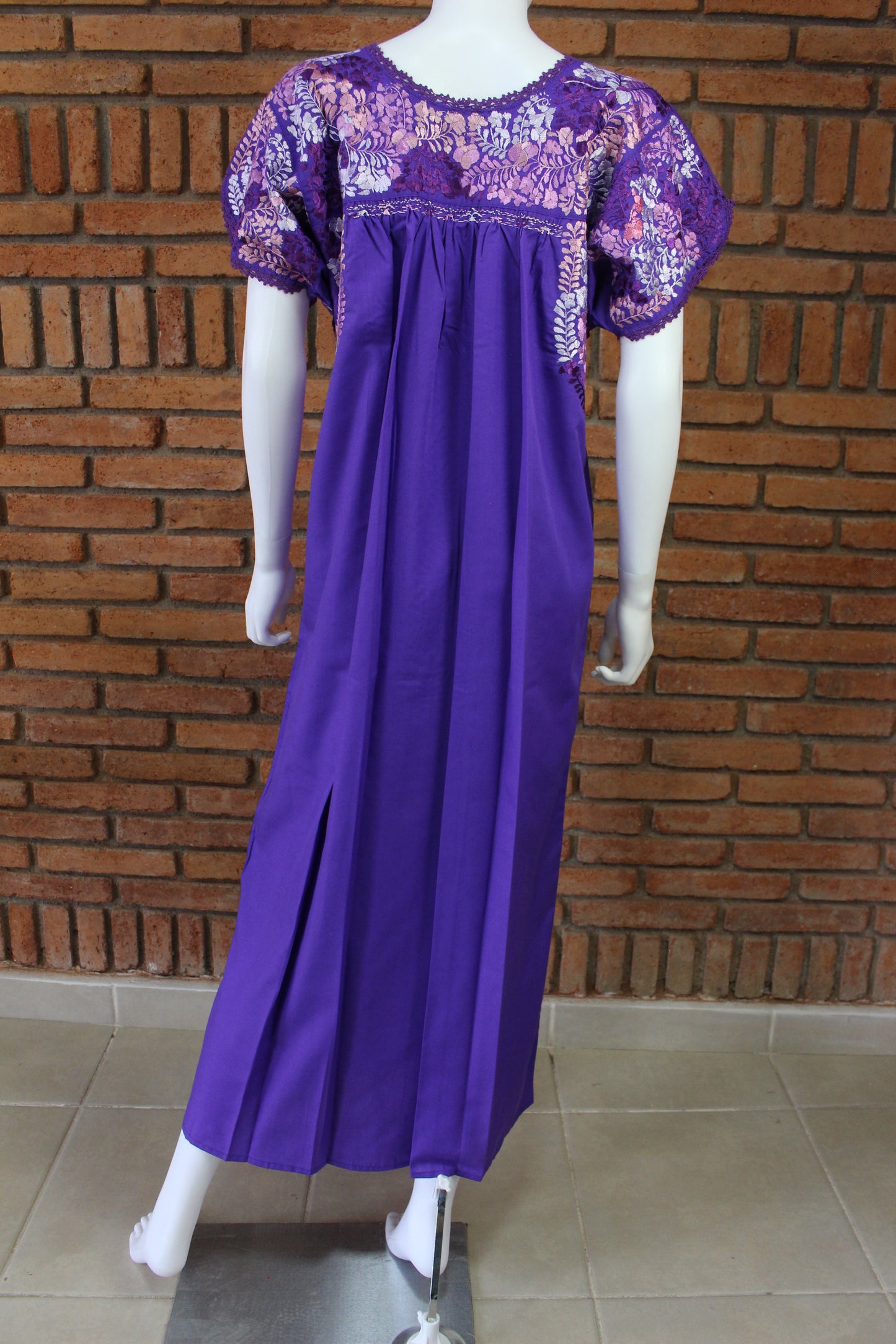 Vestido Bordado a Mano Mod. San Antonino Unitalla. (Diferentes colores).