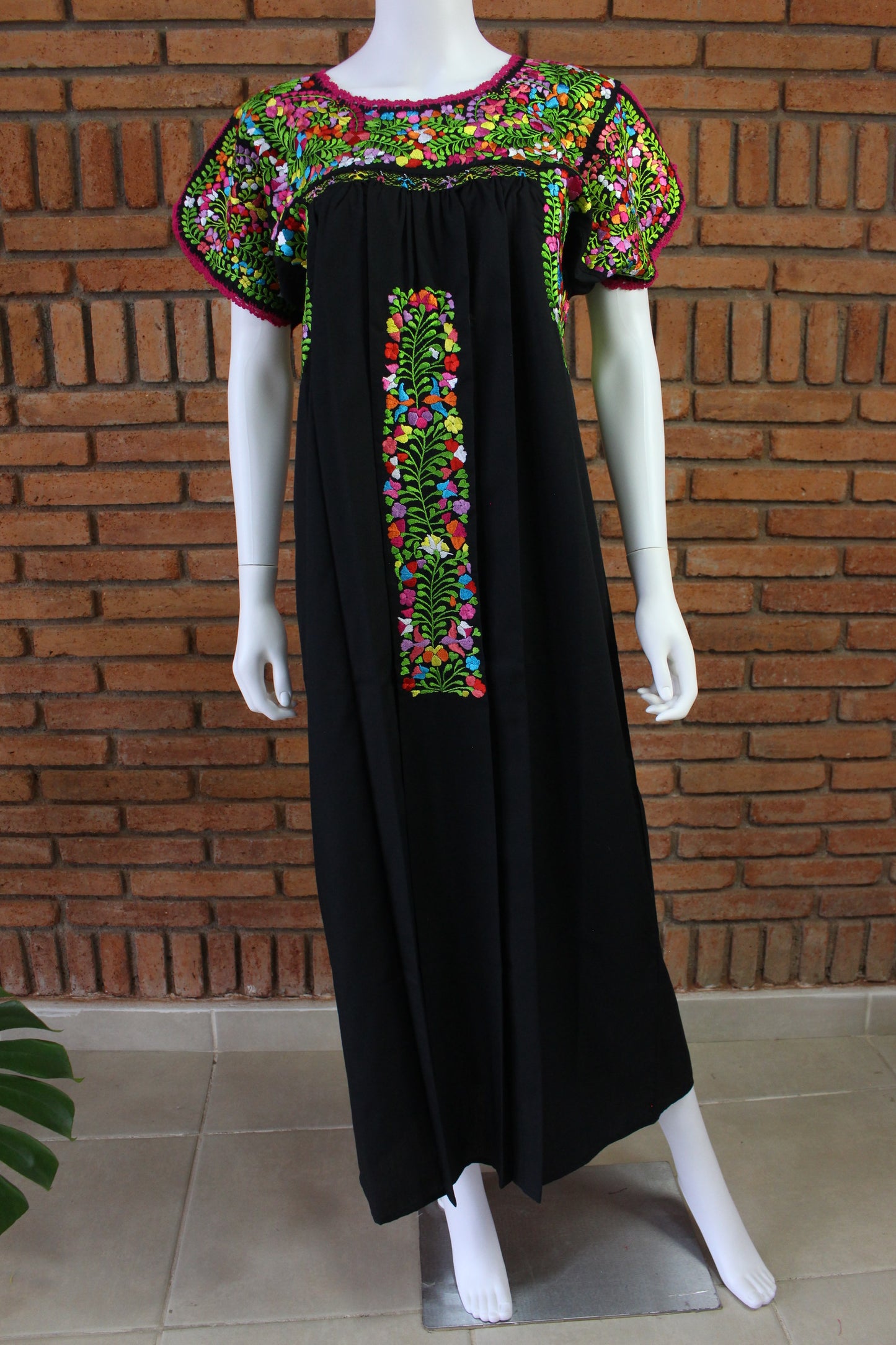 Vestido Bordado a Mano Negro con Multicolor Mod. San Antonino Unitalla.