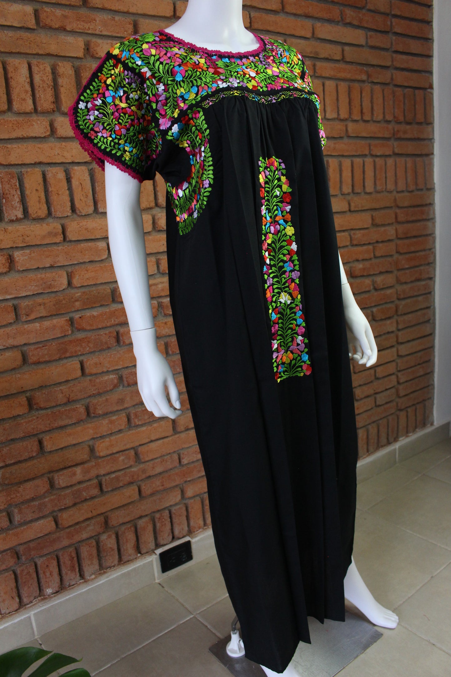 Vestido Bordado a Mano Negro con Multicolor Mod. San Antonino Unitalla.