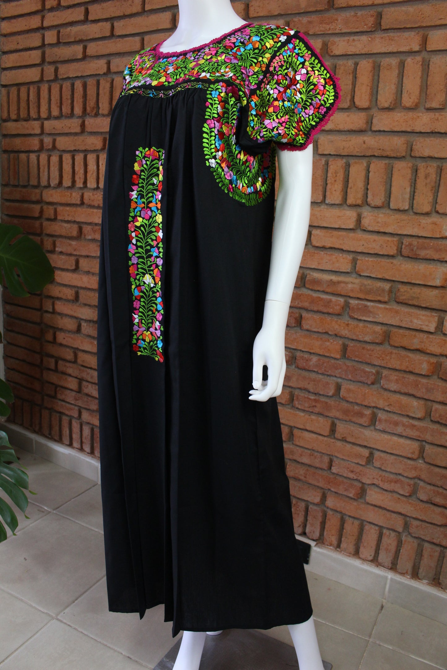Vestido Bordado a Mano Negro con Multicolor Mod. San Antonino Unitalla.