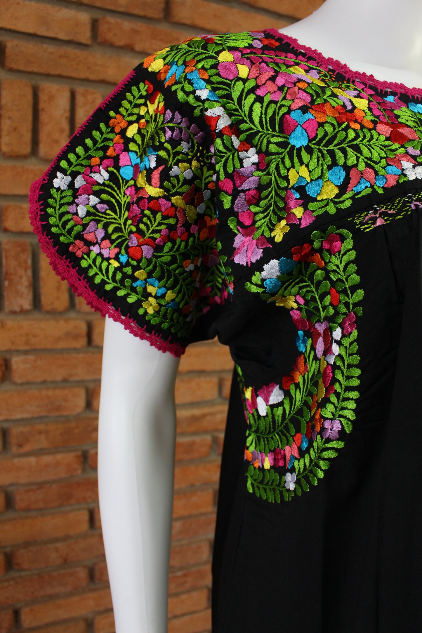 Vestido Bordado a Mano Negro con Multicolor Mod. San Antonino Unitalla.