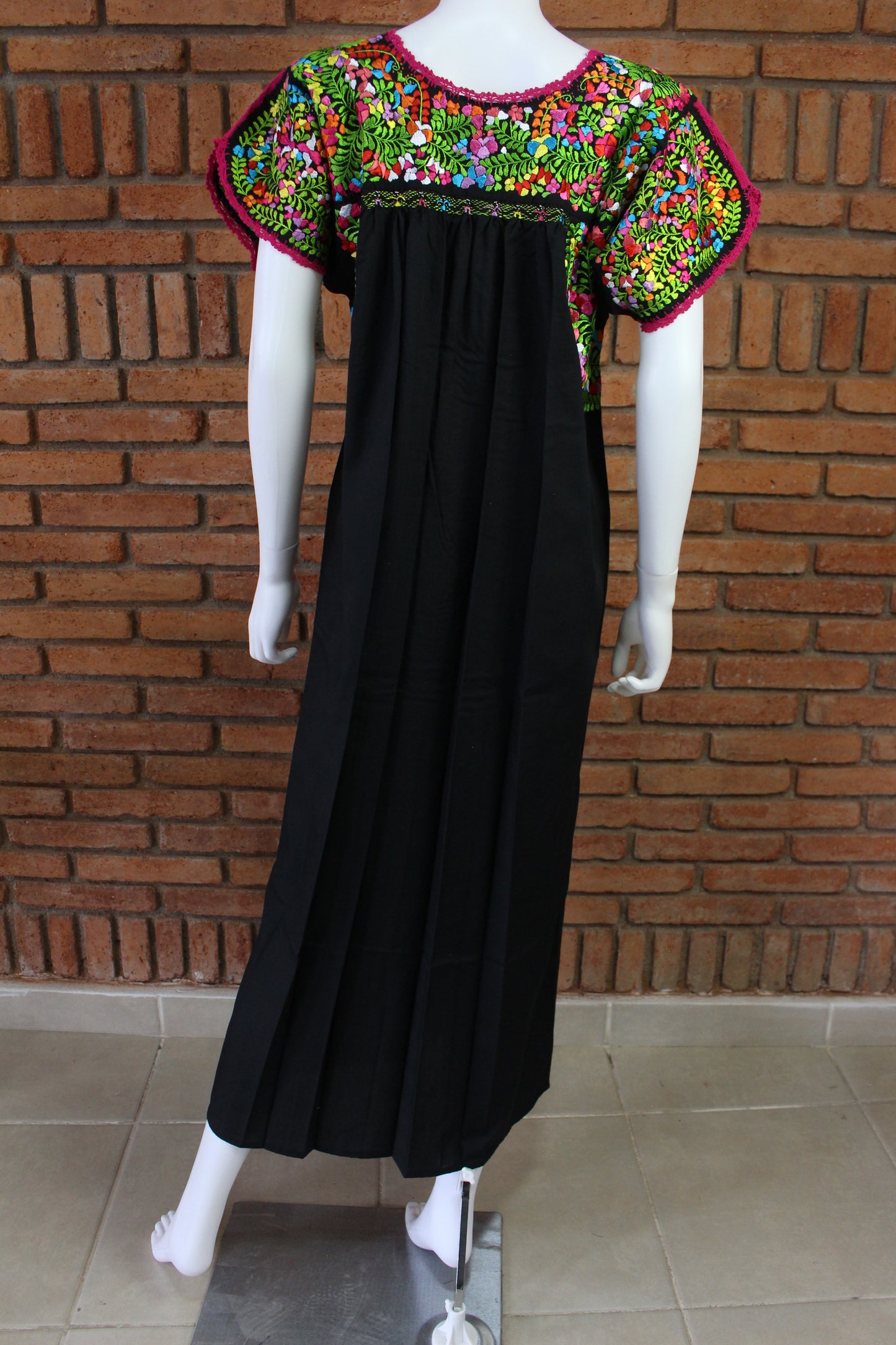 Vestido Bordado a Mano Negro con Multicolor Mod. San Antonino Unitalla.