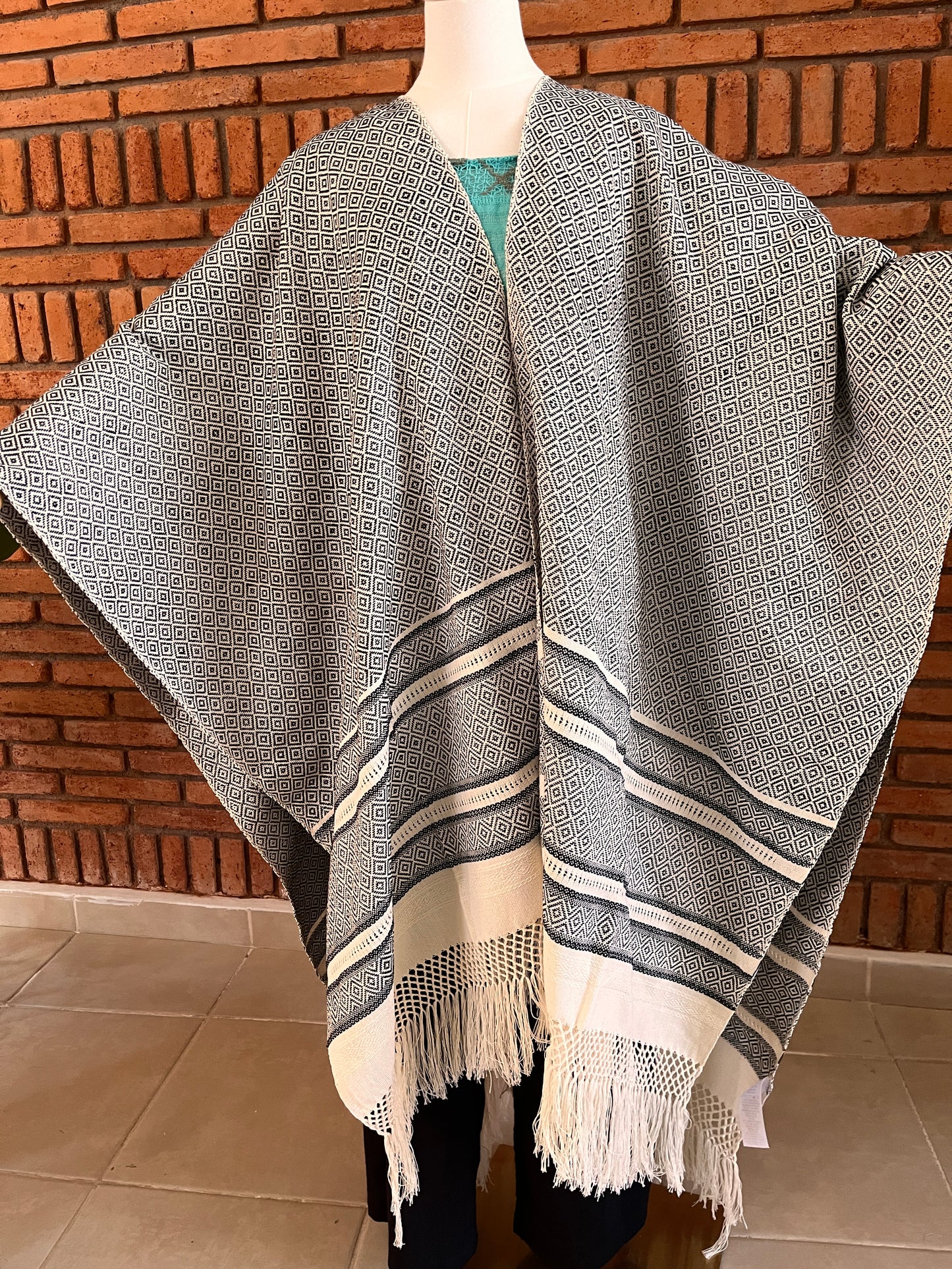 Poncho/Ruana Hecho en Telar Mod. Rombo Unitalla