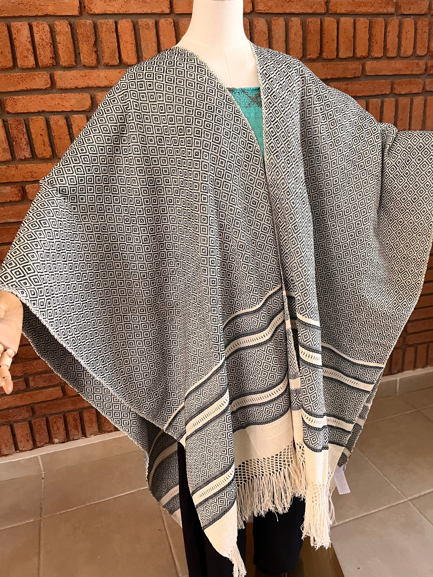 Poncho/Ruana Hecho en Telar Mod. Rombo Unitalla