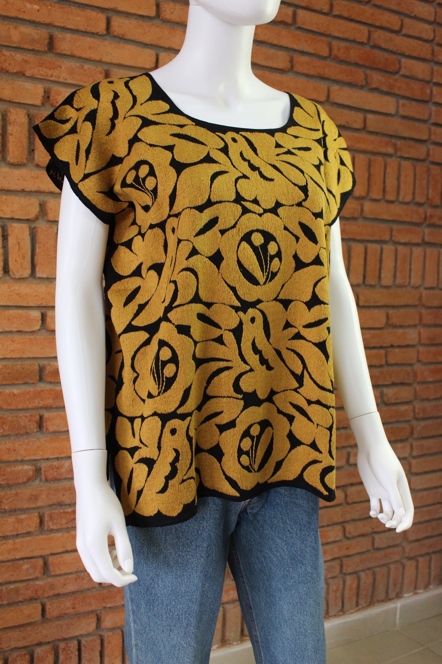 Blusa Bordada a Mano Negro con Mostaza Mod. Jalapa Unitalla.