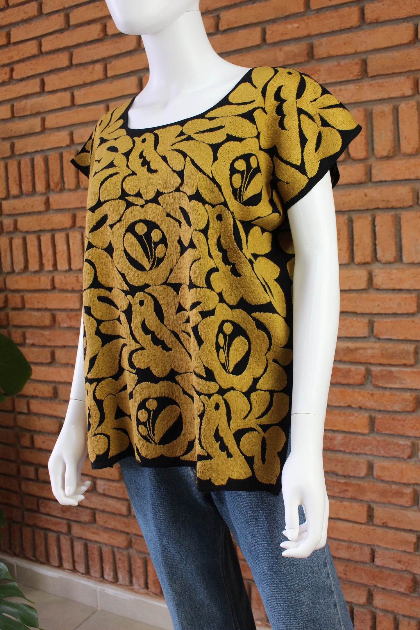 Blusa Bordada a Mano Negro con Mostaza Mod. Jalapa Unitalla.