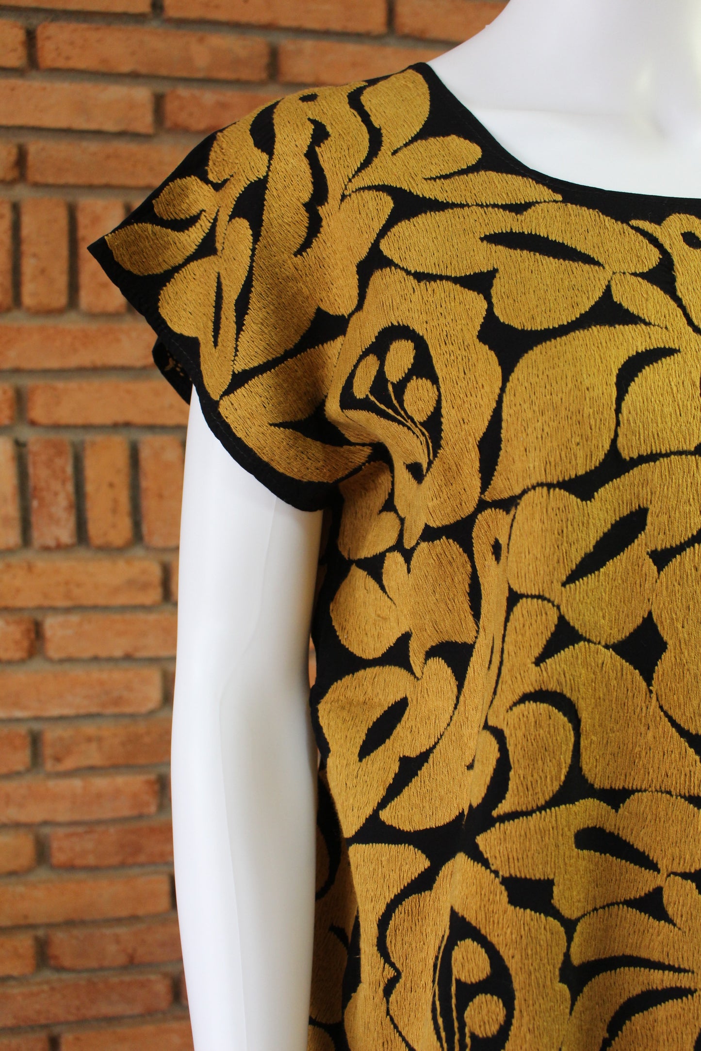 Blusa Bordada a Mano Negro con Mostaza Mod. Jalapa Unitalla.