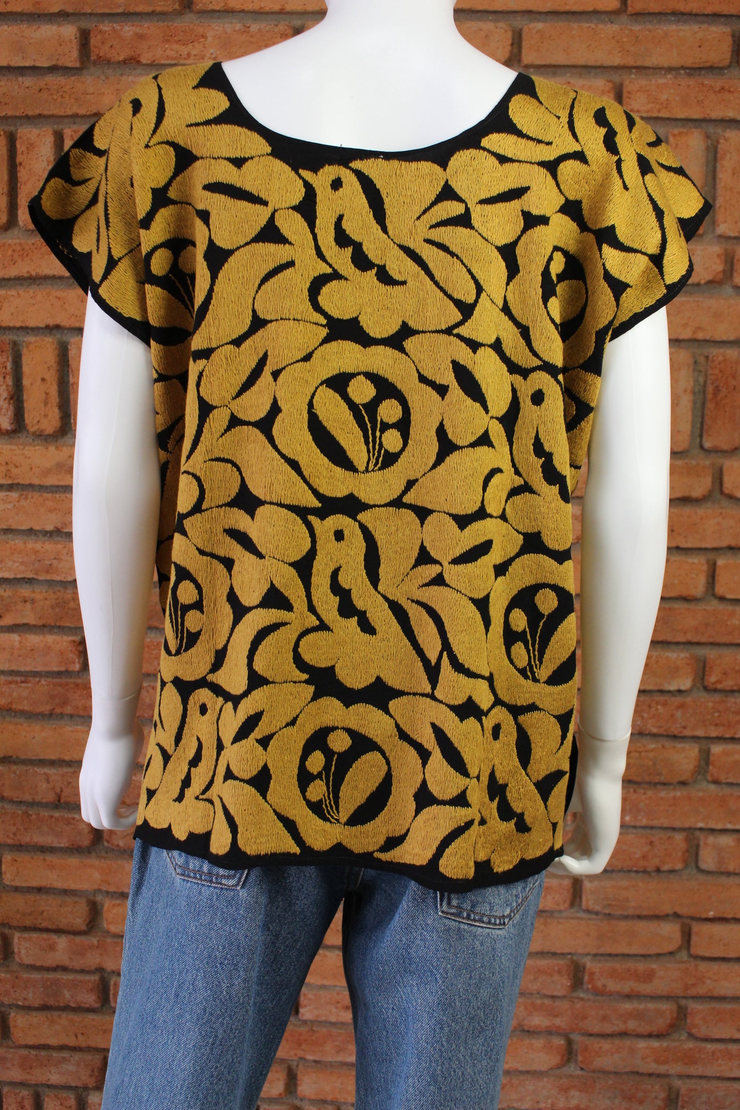 Blusa Bordada a Mano Negro con Mostaza Mod. Jalapa Unitalla.