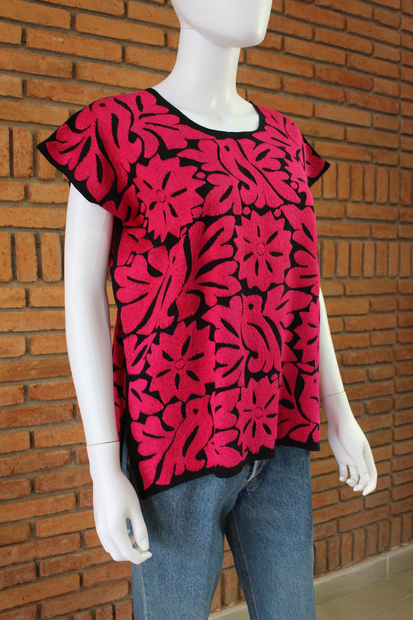 Blusa Bordada a Mano Negro con Fiusha Mod. Jalapa Unitalla.
