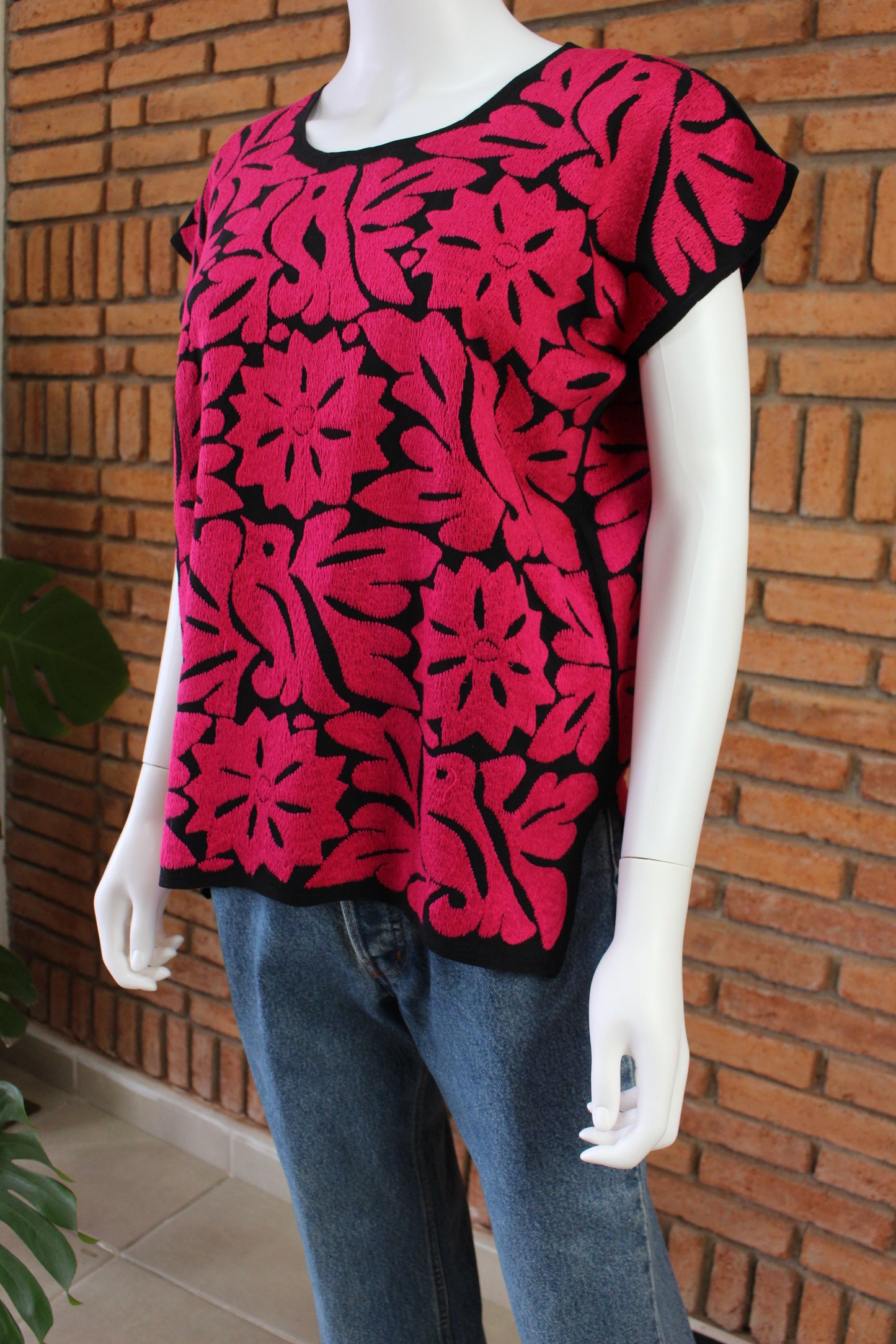 Blusa Bordada a Mano Negro con Fiusha Mod. Jalapa Unitalla.