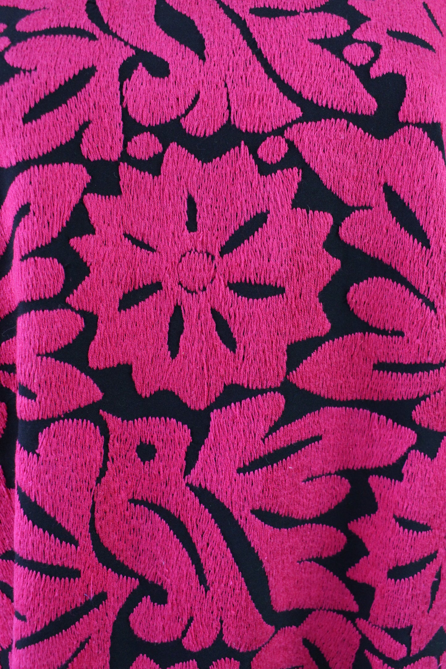 Blusa Bordada a Mano Negro con Fiusha Mod. Jalapa Unitalla.