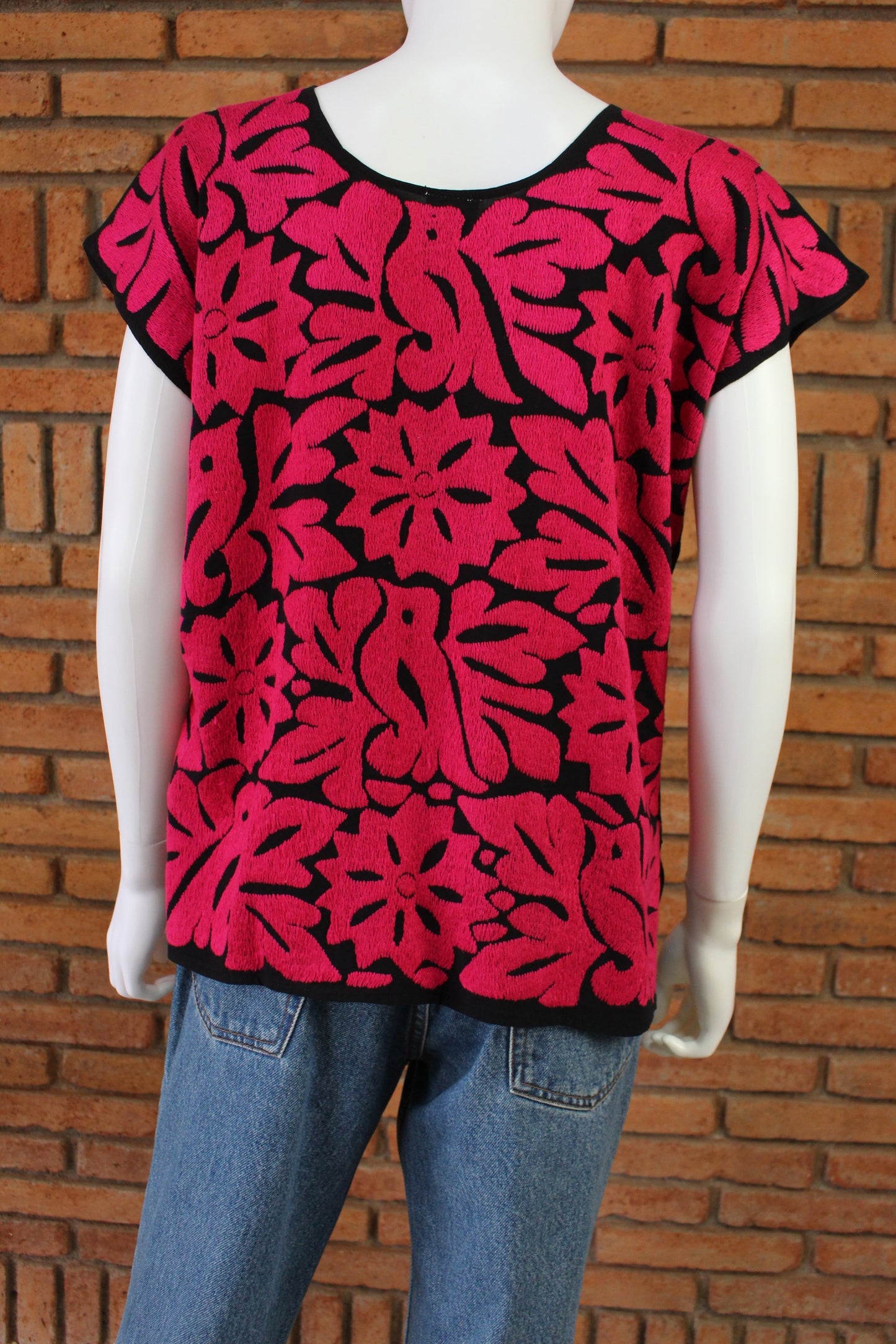 Blusa Bordada a Mano Negro con Fiusha Mod. Jalapa Unitalla.