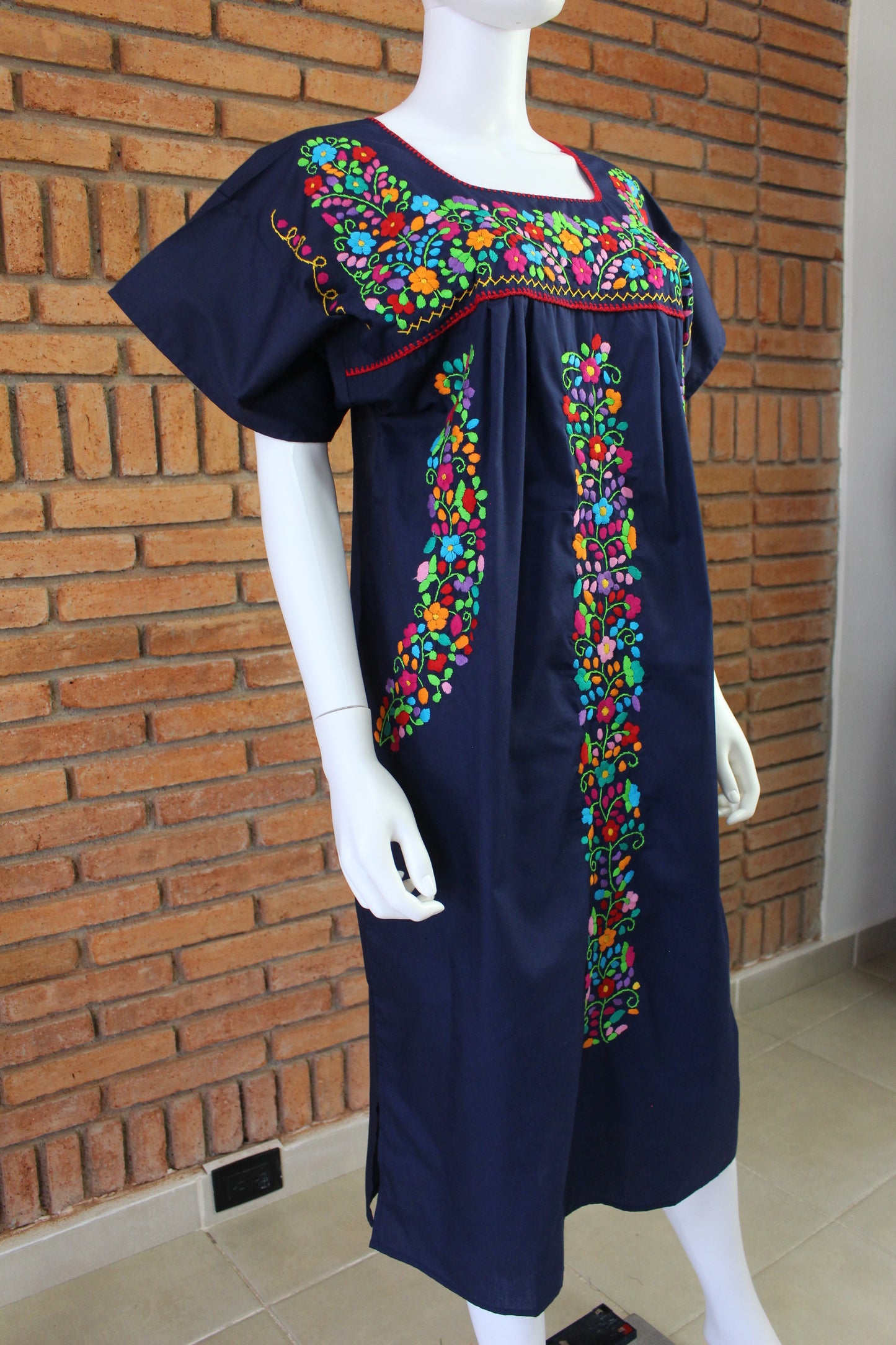 Vestido Mexicano Bordado a Mano Multicolor Mod. Florecita Popelina Talla Grande