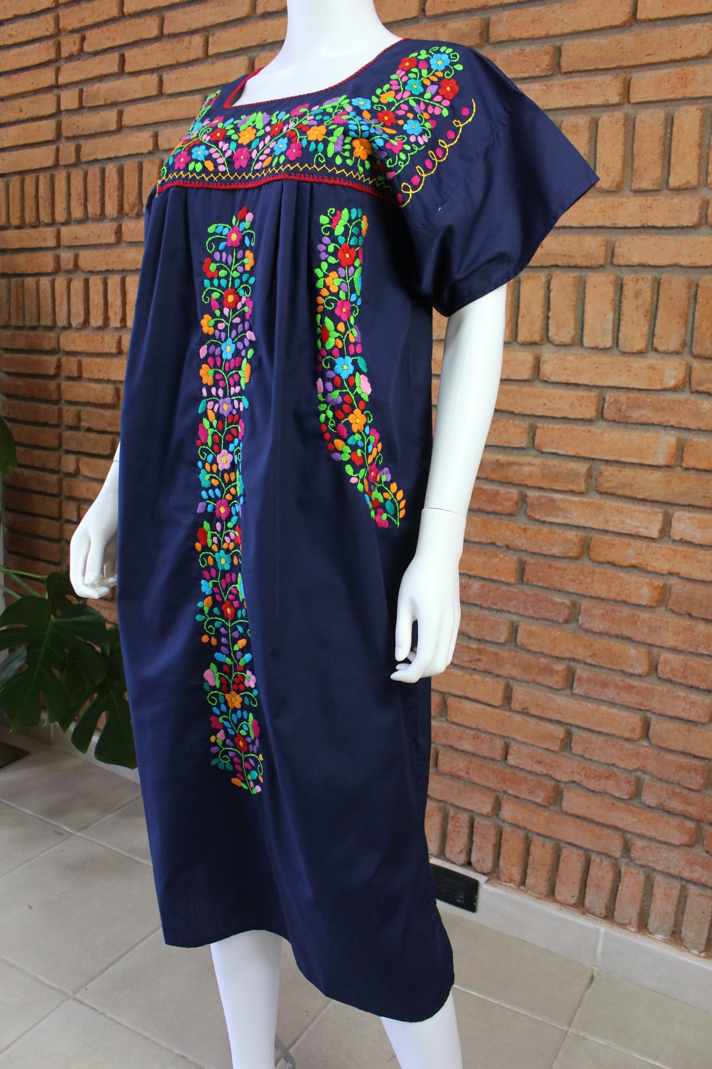 Vestido Mexicano Bordado a Mano Multicolor Mod. Florecita Popelina Talla Grande