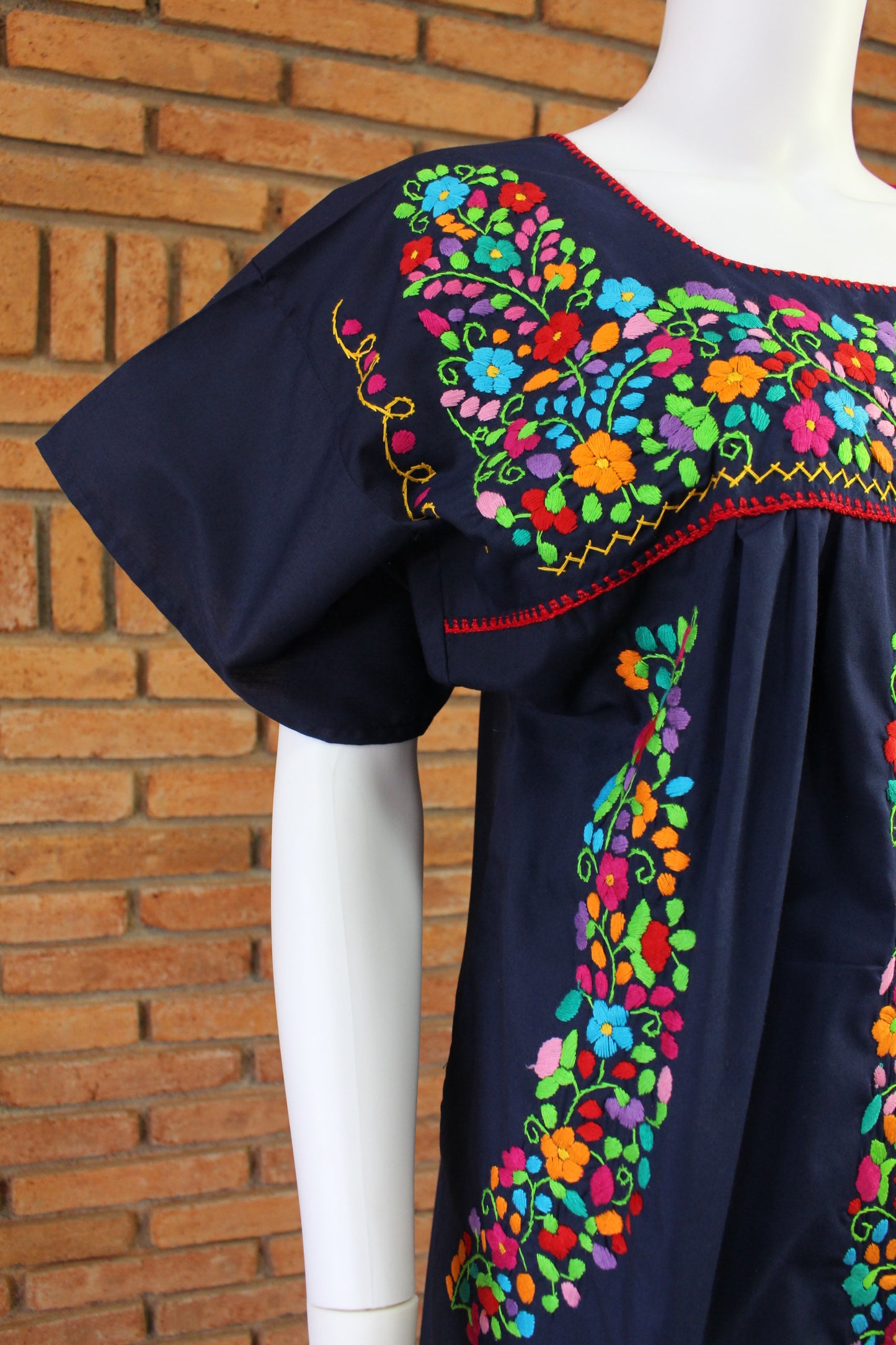 Vestido Mexicano Bordado a Mano Multicolor Mod. Florecita Popelina Talla Grande