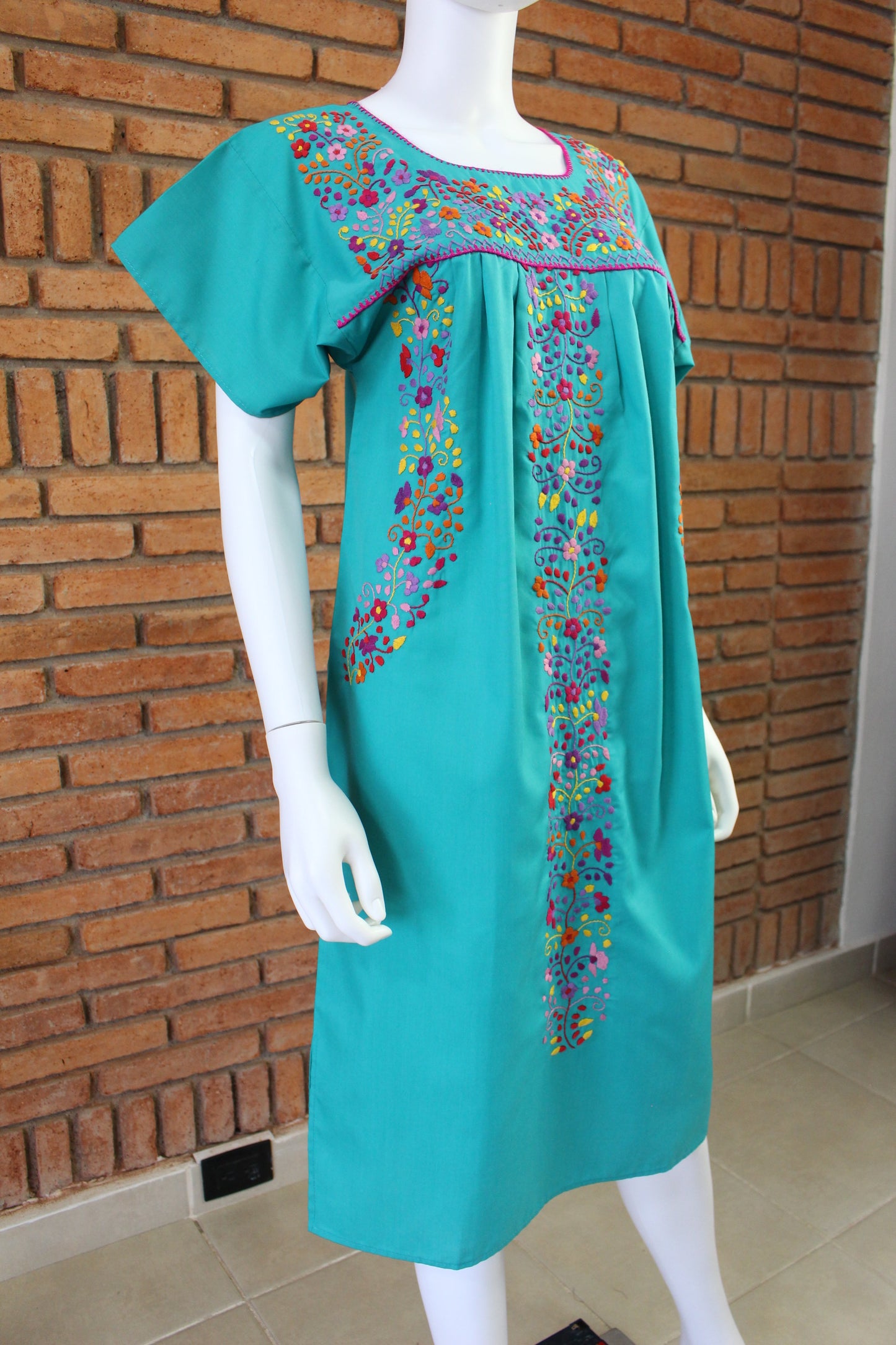 Vestido Mexicano Bordado a Mano Multicolor Mod. Florecita Popelina Talla Chica.
