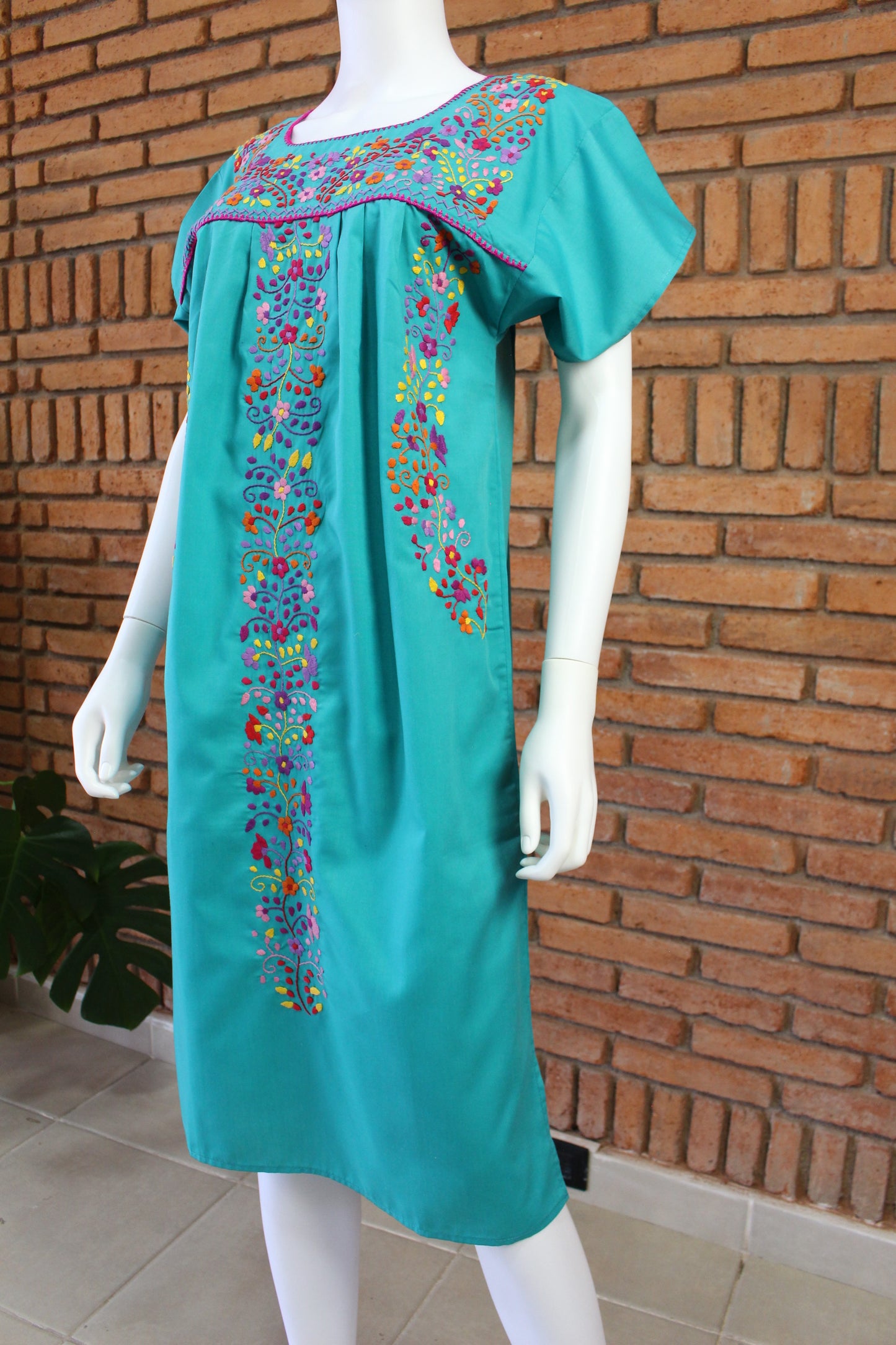 Vestido Mexicano Bordado a Mano Multicolor Mod. Florecita Popelina Talla Chica.