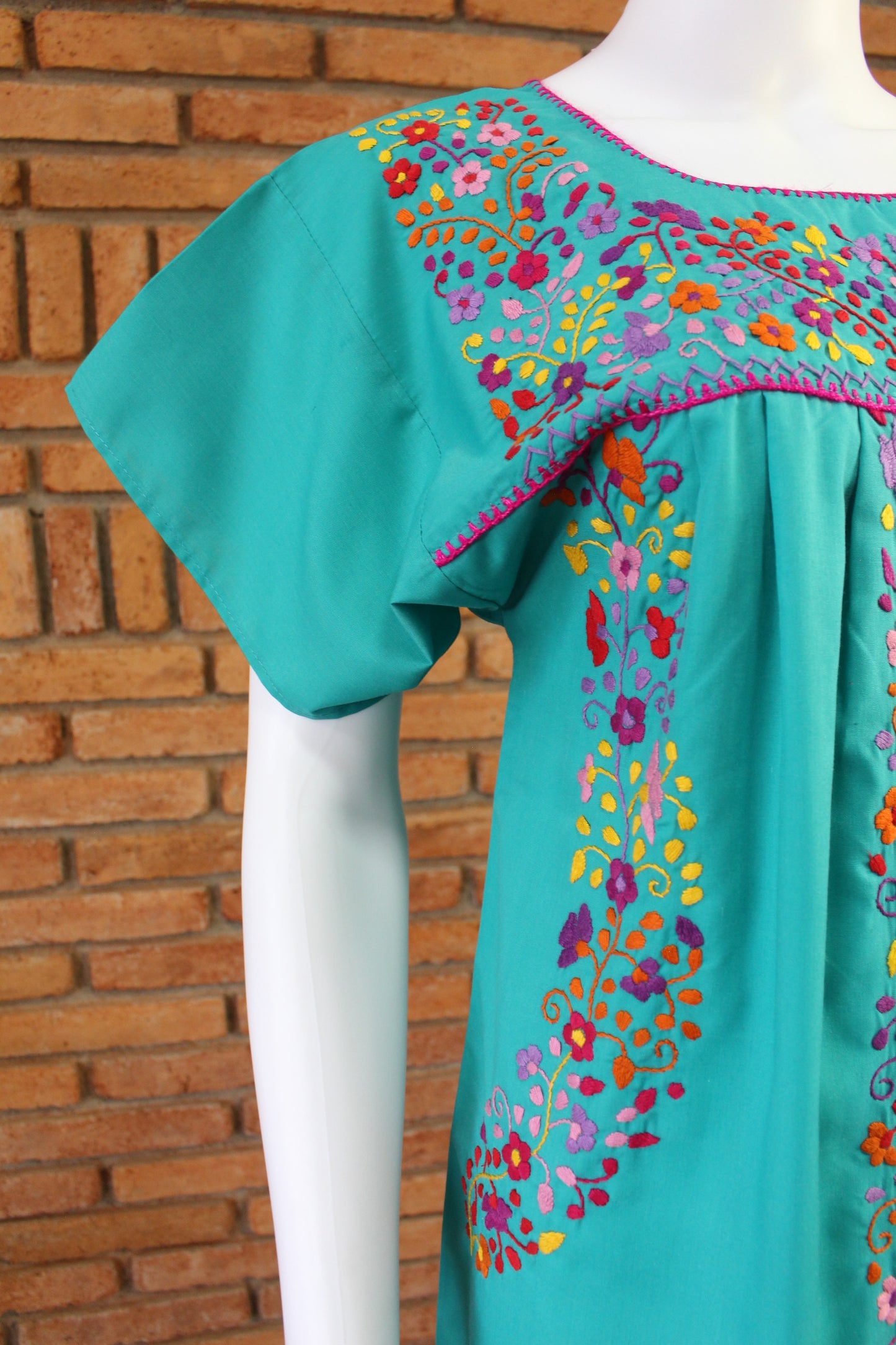 Vestido Mexicano Bordado a Mano Multicolor Mod. Florecita Popelina Talla Chica.