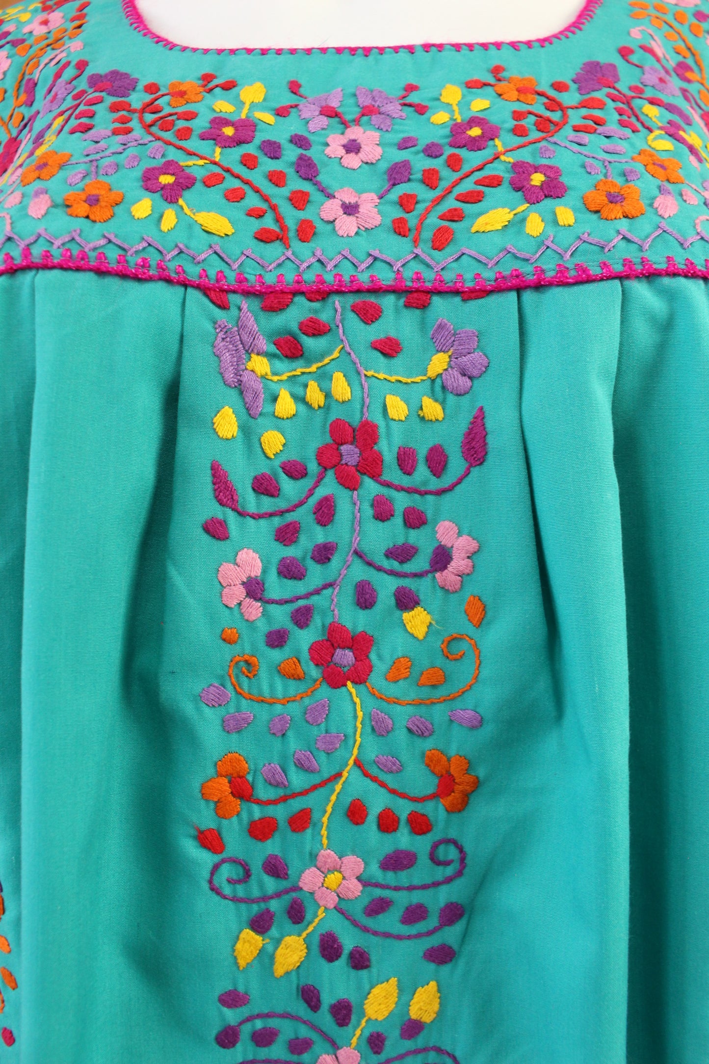 Vestido Mexicano Bordado a Mano Multicolor Mod. Florecita Popelina Talla Chica.
