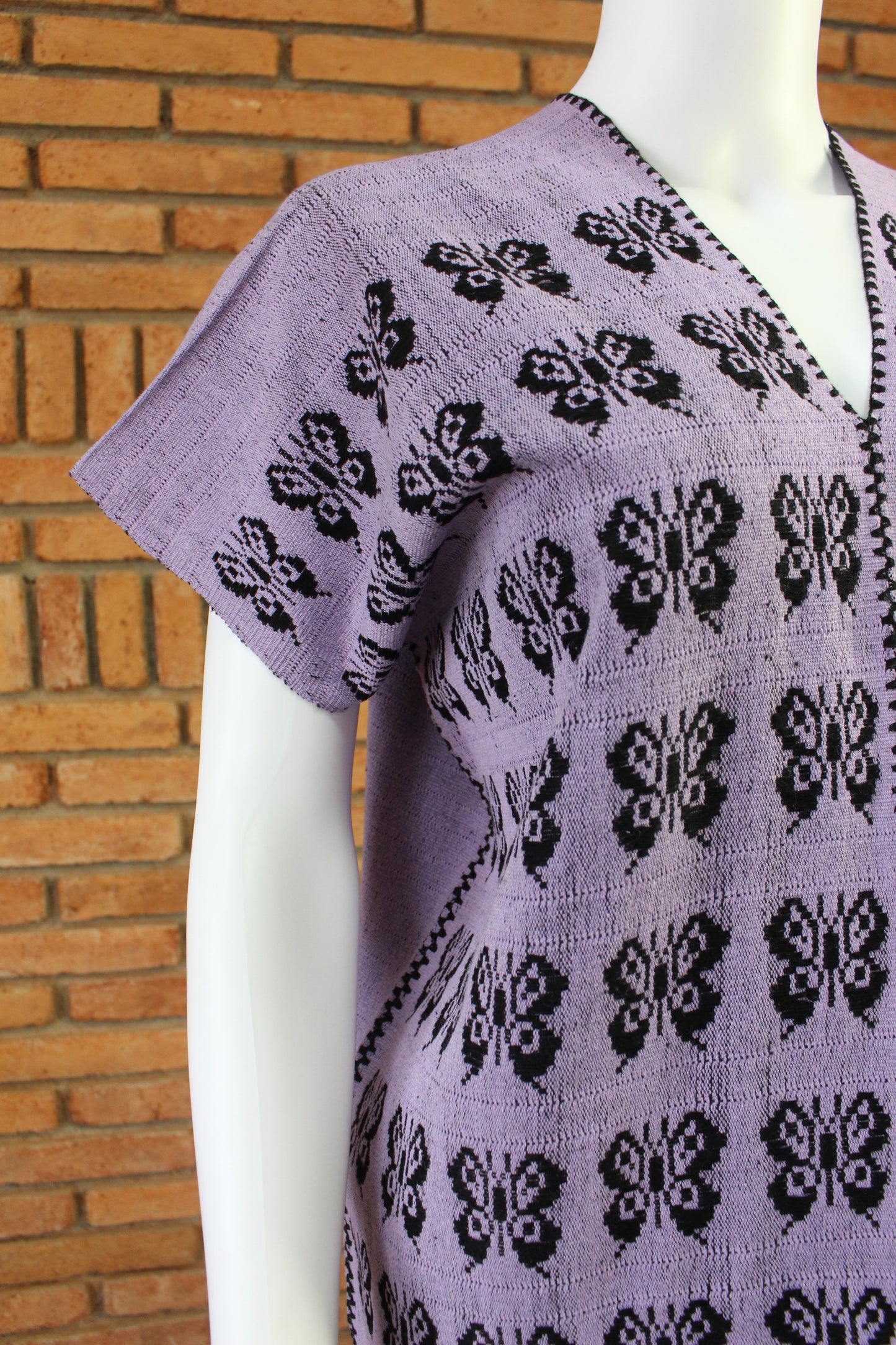 Blusa Hecha a Mano Lila con Negro Mod. Mixe 2 Lienzos Unitalla.