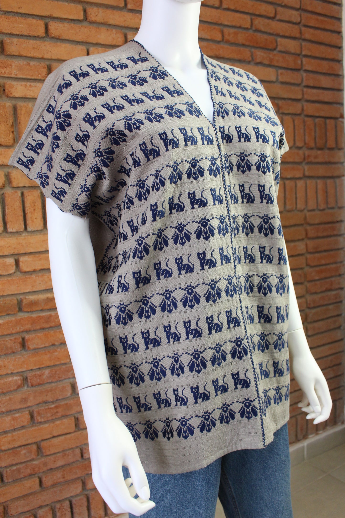 Blusa Artesanal Hecha a Mano Caqui con Azul Marino. Mod. Bio Unitalla.