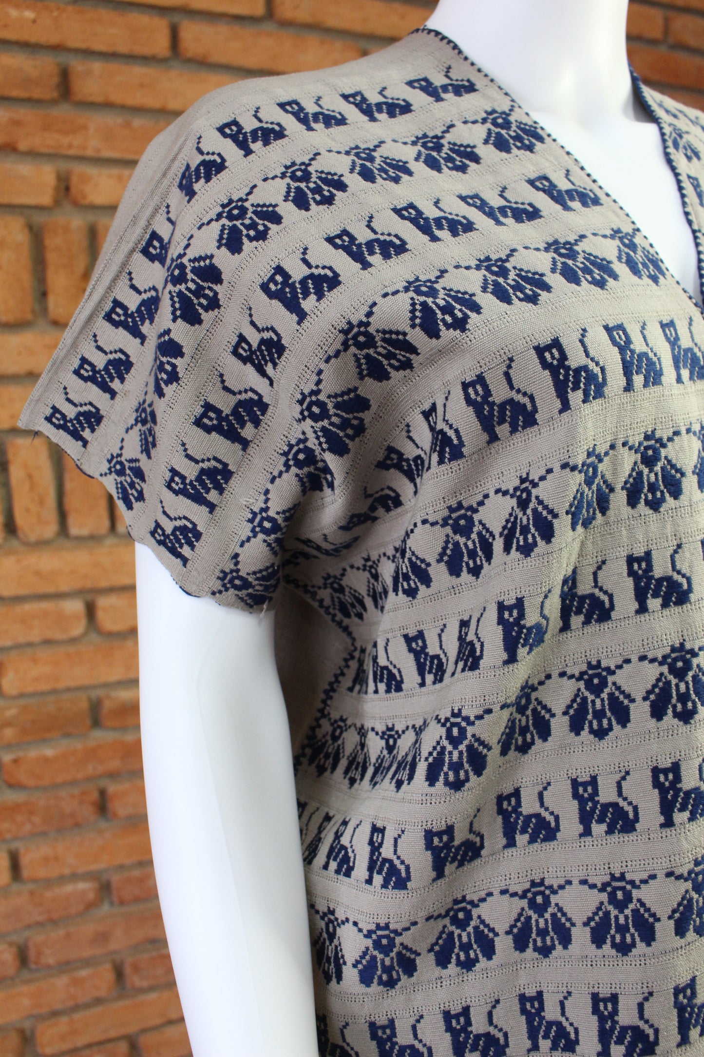 Blusa Artesanal Hecha a Mano Caqui con Azul Marino. Mod. Bio Unitalla.