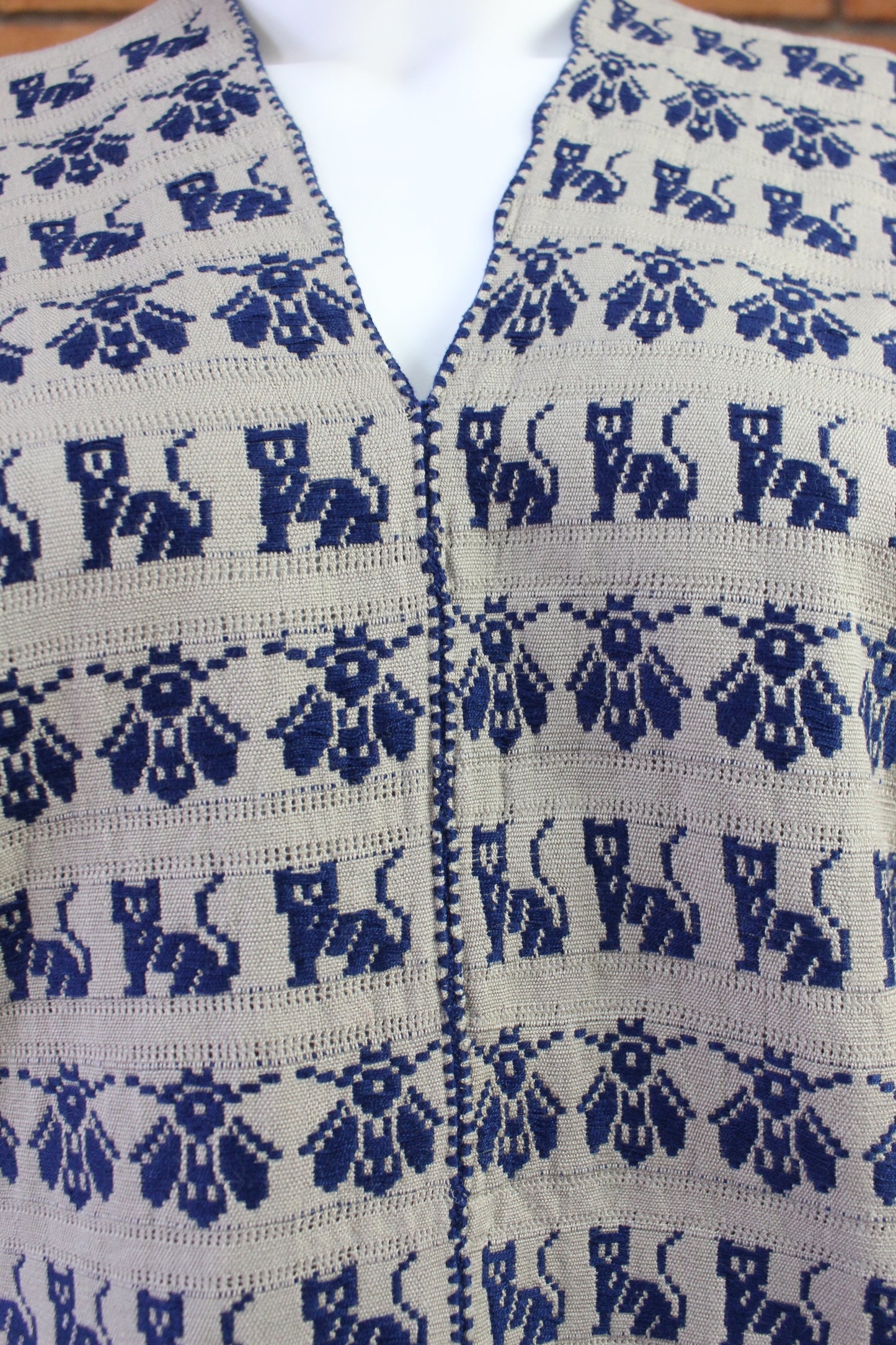 Blusa Artesanal Hecha a Mano Caqui con Azul Marino. Mod. Bio Unitalla.