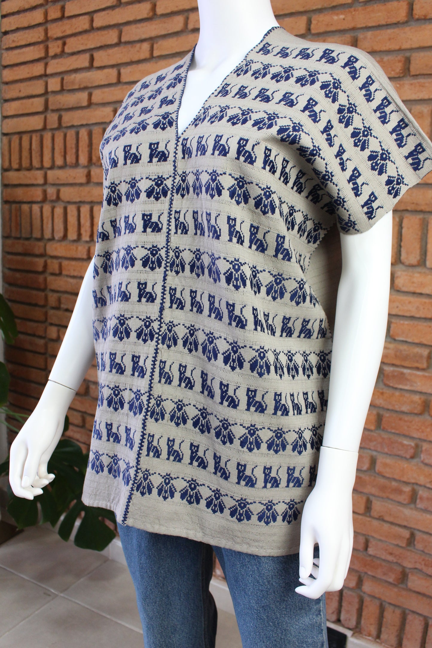 Blusa Artesanal Hecha a Mano Caqui con Azul Marino. Mod. Bio Unitalla.