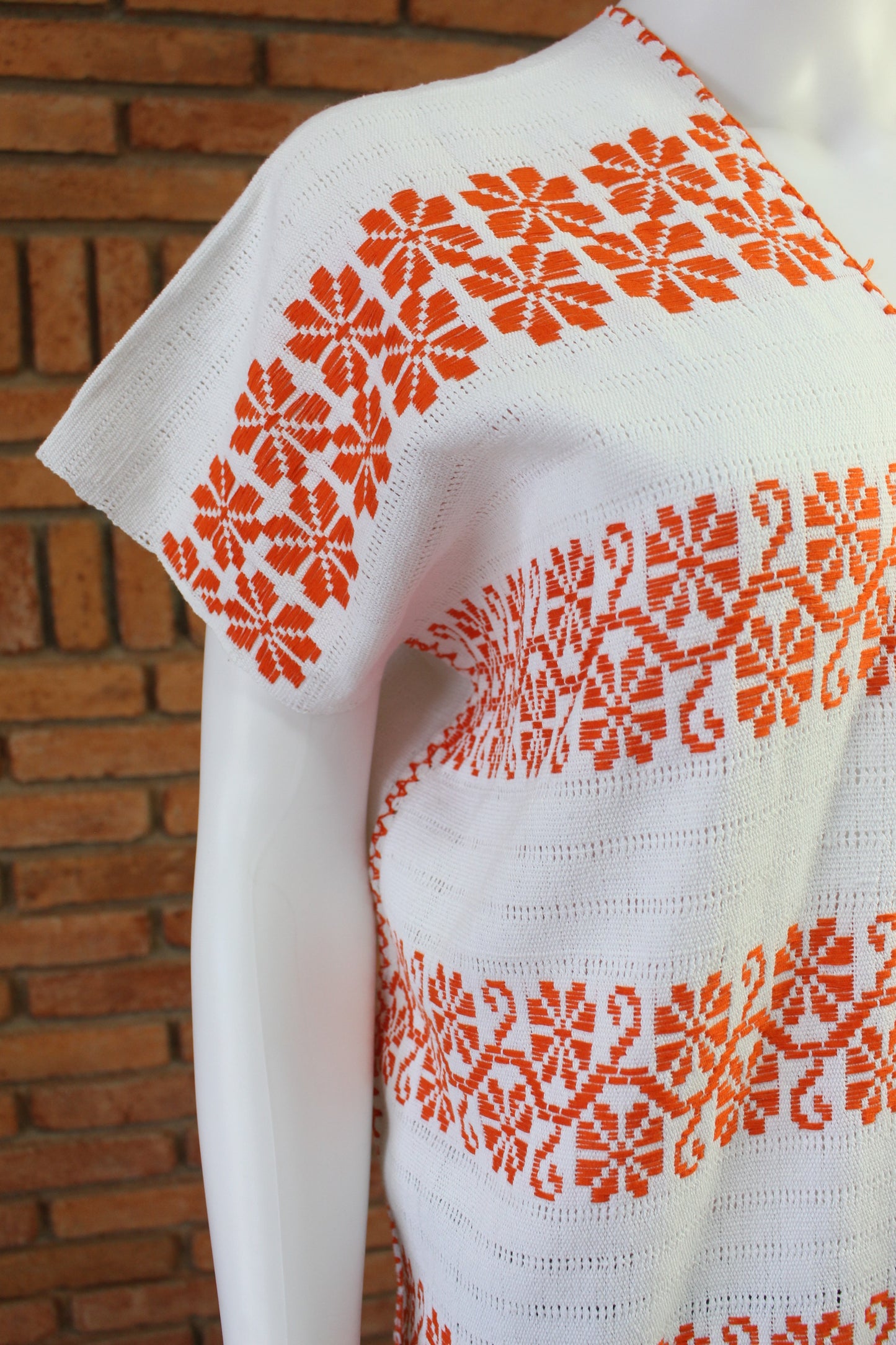 Blusa Hecha a Mano Blanco con Naranja Mod. Mixe 2 Lienzos Unitalla.