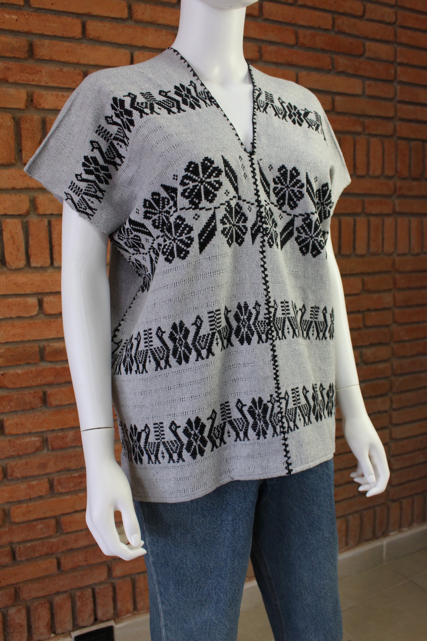 Blusa Hecha a Mano Gris con Negro Mod. Mixe 2 Lienzos Unitalla.