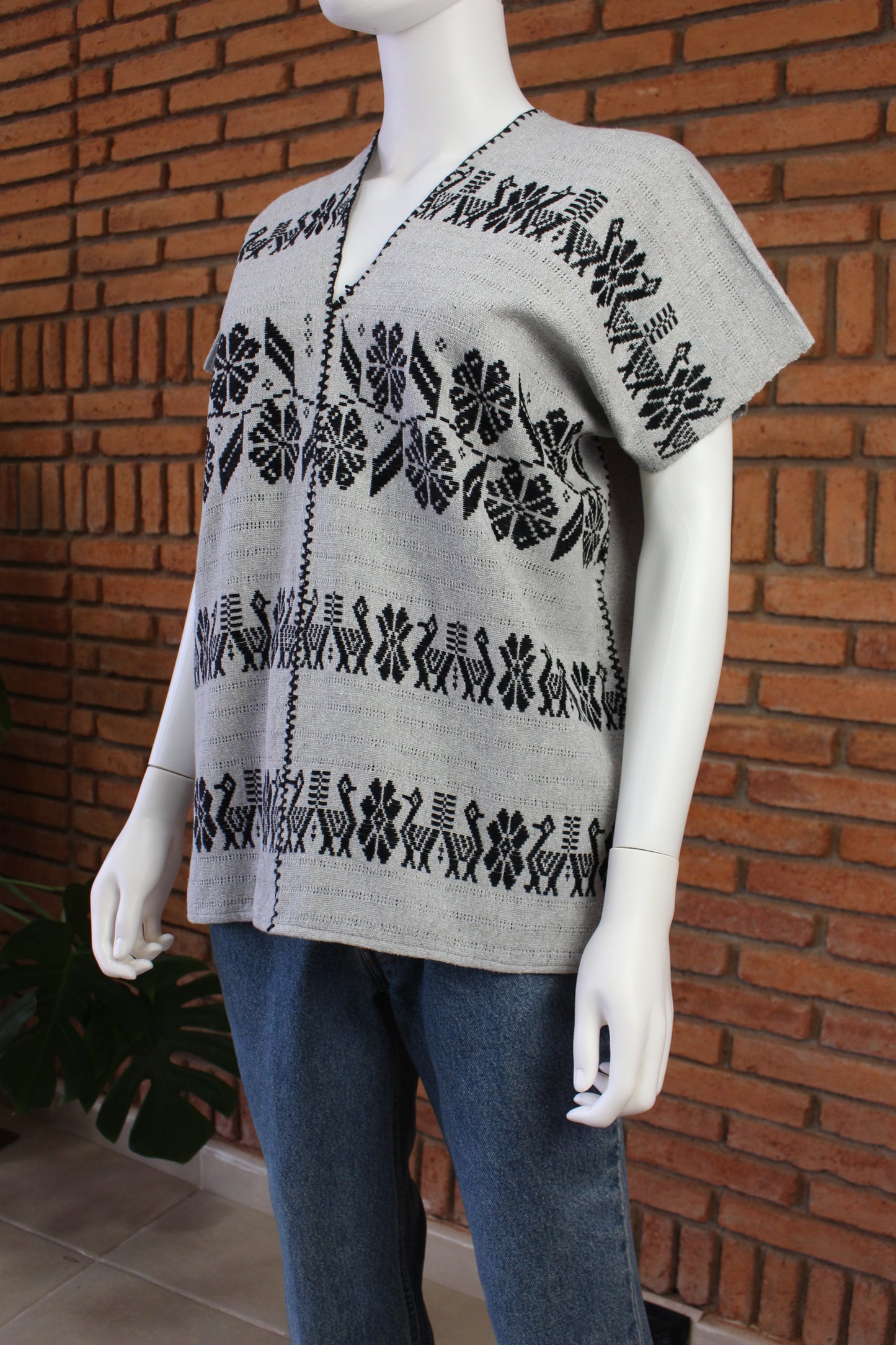 Blusa Hecha a Mano Gris con Negro Mod. Mixe 2 Lienzos Unitalla.