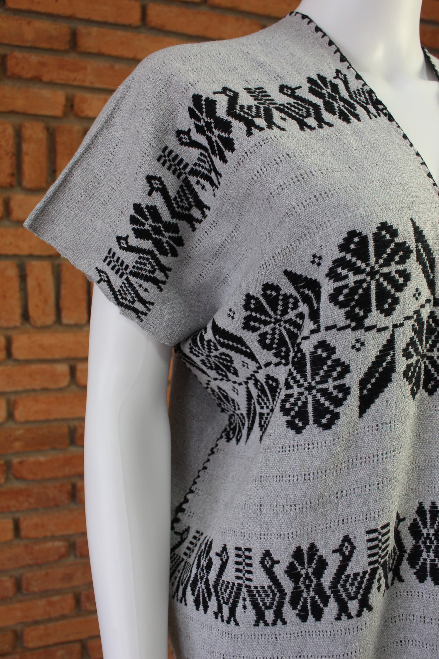 Blusa Hecha a Mano Gris con Negro Mod. Mixe 2 Lienzos Unitalla.
