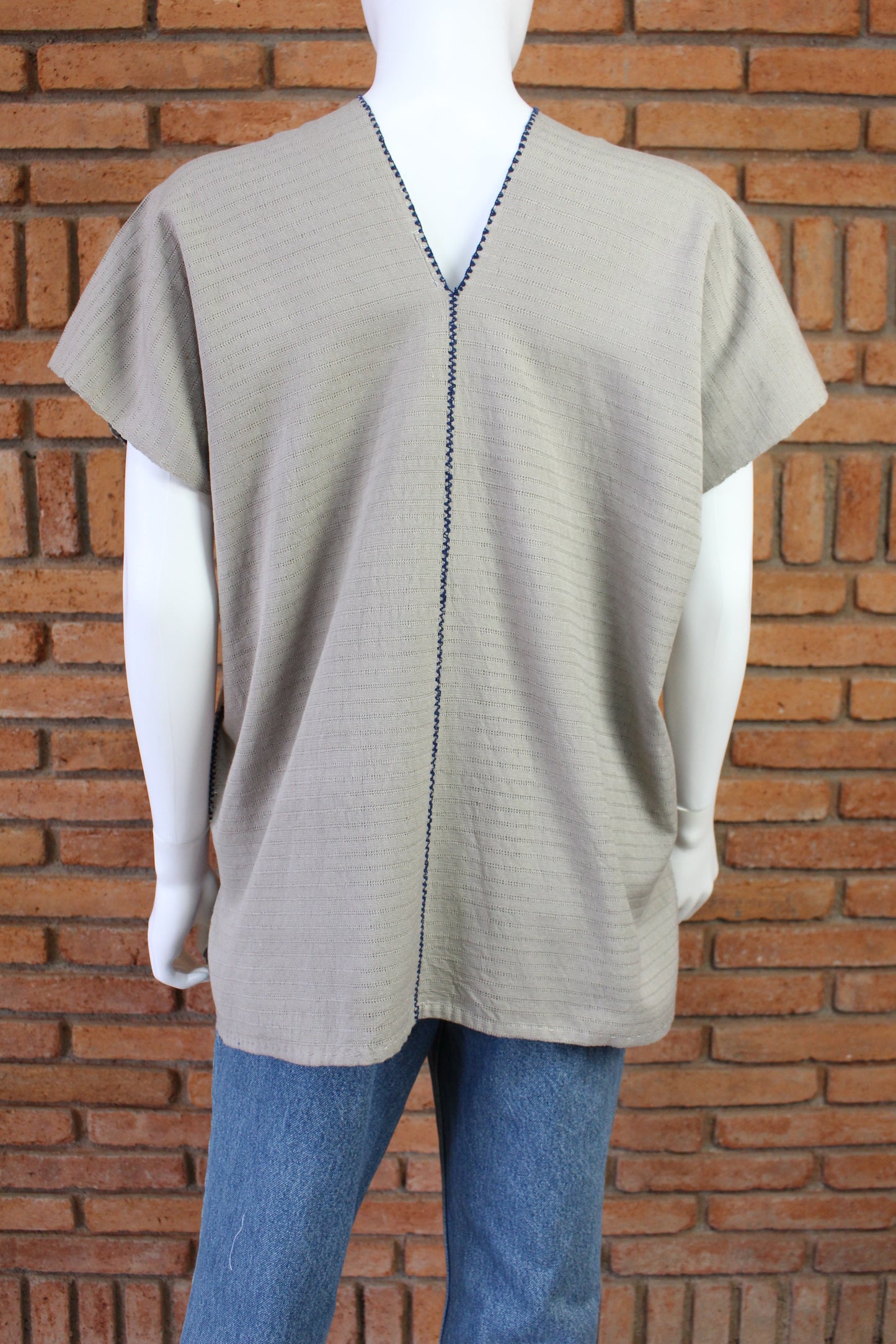 Blusa Artesanal Hecha a Mano Caqui con Azul Marino. Mod. Bio Unitalla.
