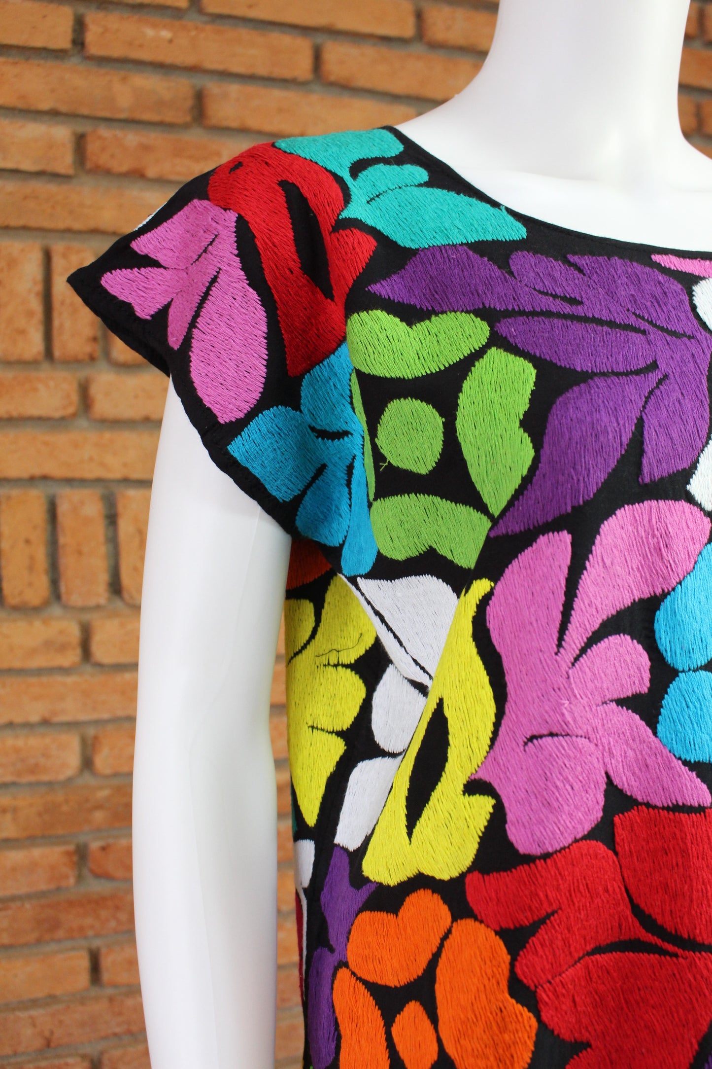 Blusa Bordada a Mano Mod. Jalapa Negro/multicolor 3 Unitalla.