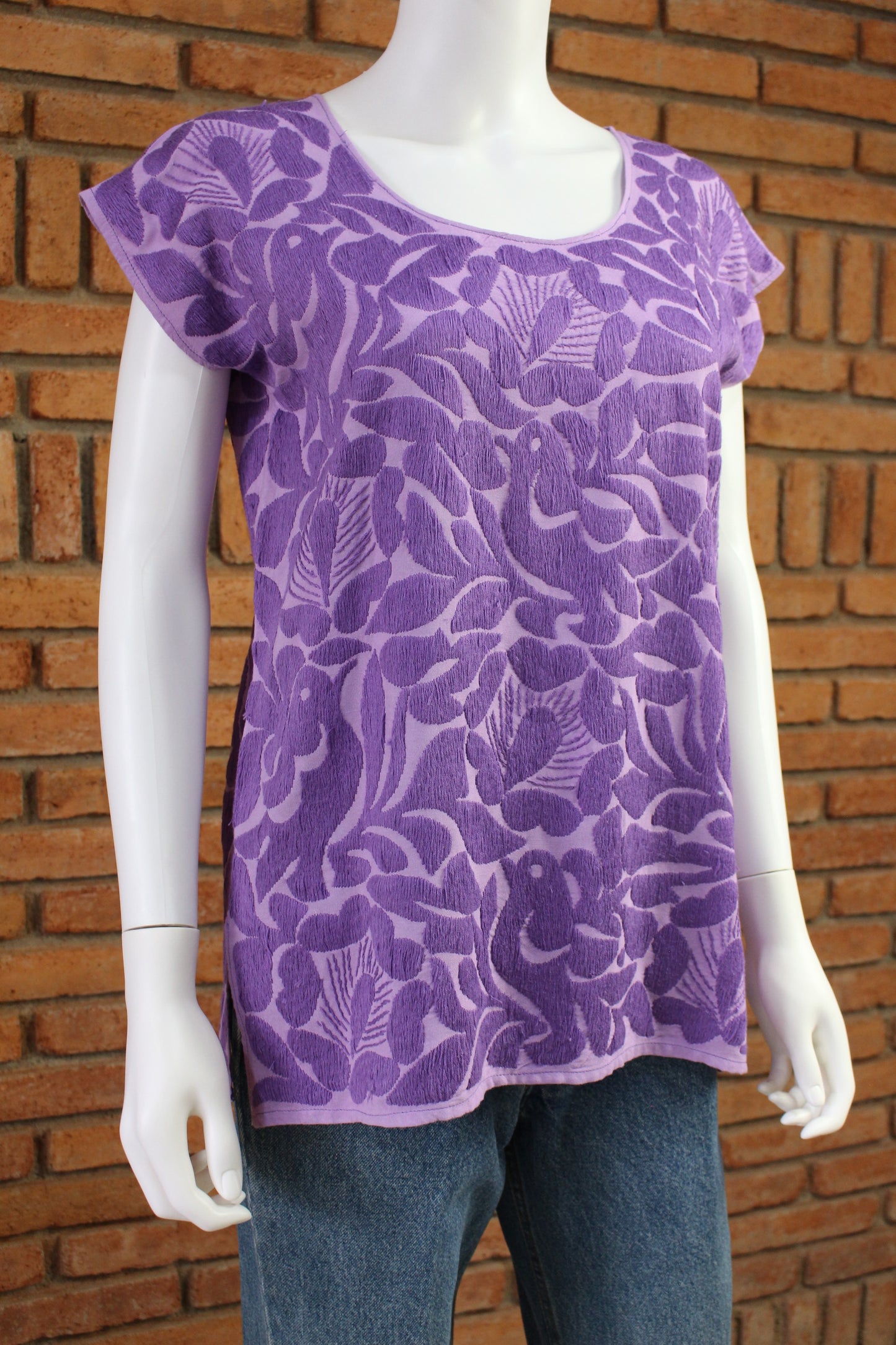 Blusa Bordada a Mano Lila con Morado Mod. Jalapa Unitalla.