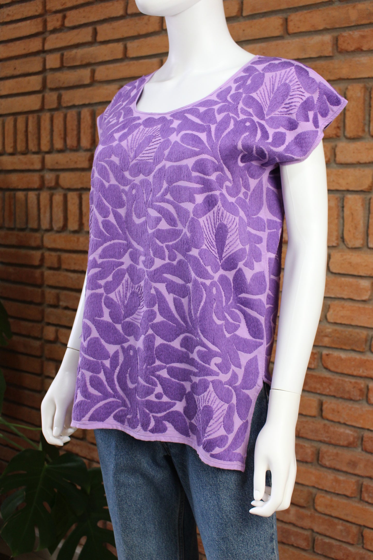 Blusa Bordada a Mano Lila con Morado Mod. Jalapa Unitalla.